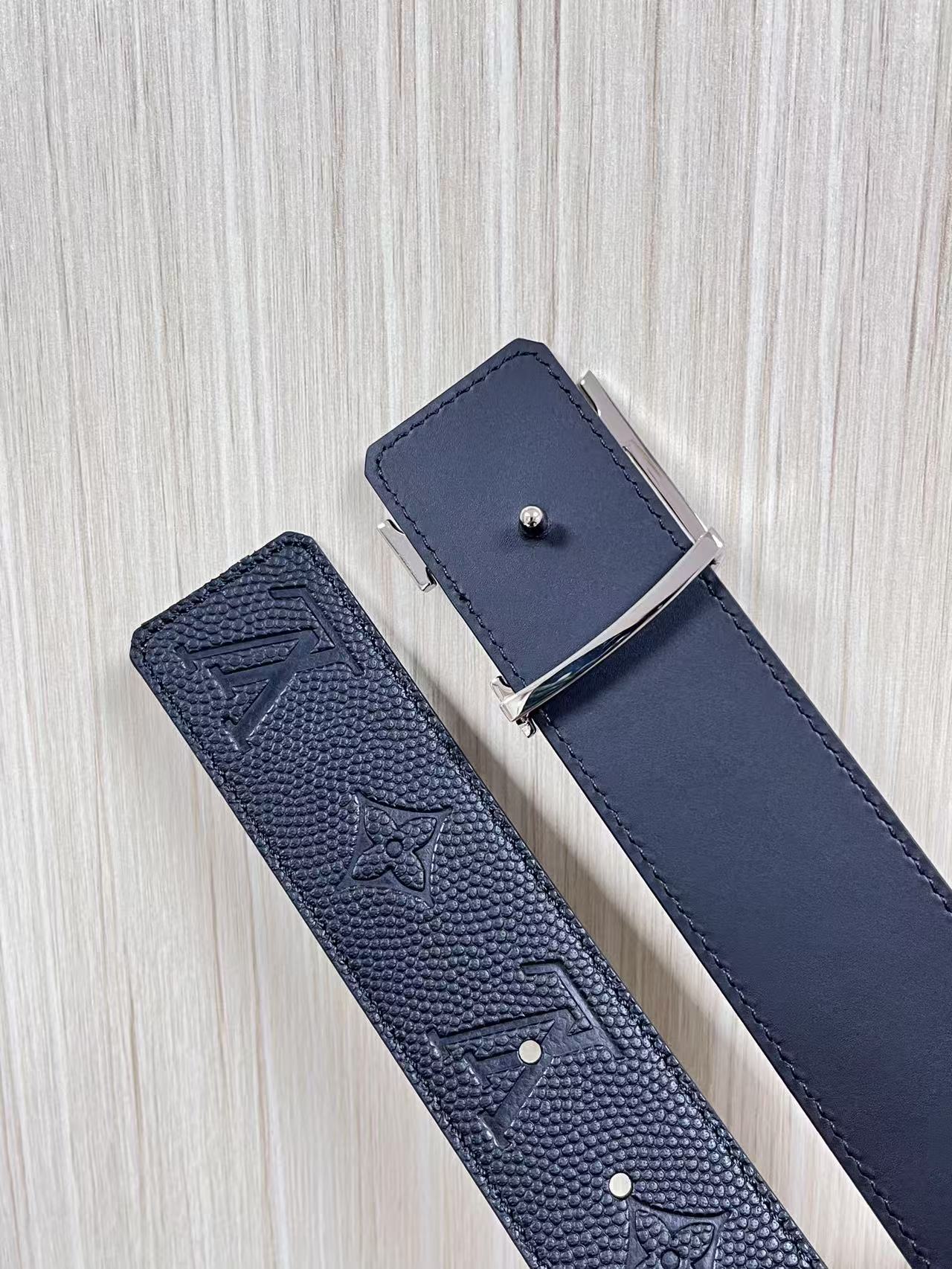 当季新款到货，4.0一面小牛皮球球纹压花，一面小牛皮平纹皮，精品扣实物实拍，官网同步，滴胶黑。布纹扣。