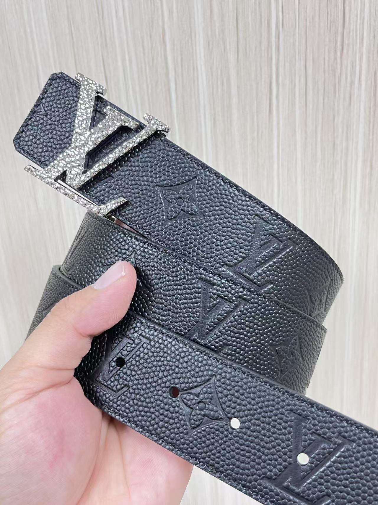 当季新款到货，4.0一面小牛皮球球纹压花，一面小牛皮平纹皮，精品扣实物实拍，官网同步，滴胶黑。布纹扣。