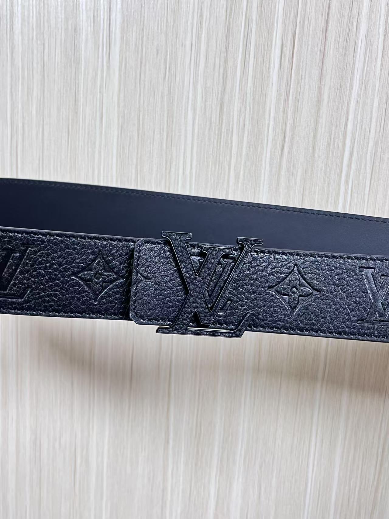 当季新款到货，4.0一面小牛皮荔枝纹纹压花，一面小牛皮平纹皮，精品扣实物实拍，官网同步，滴胶黑。布纹扣。