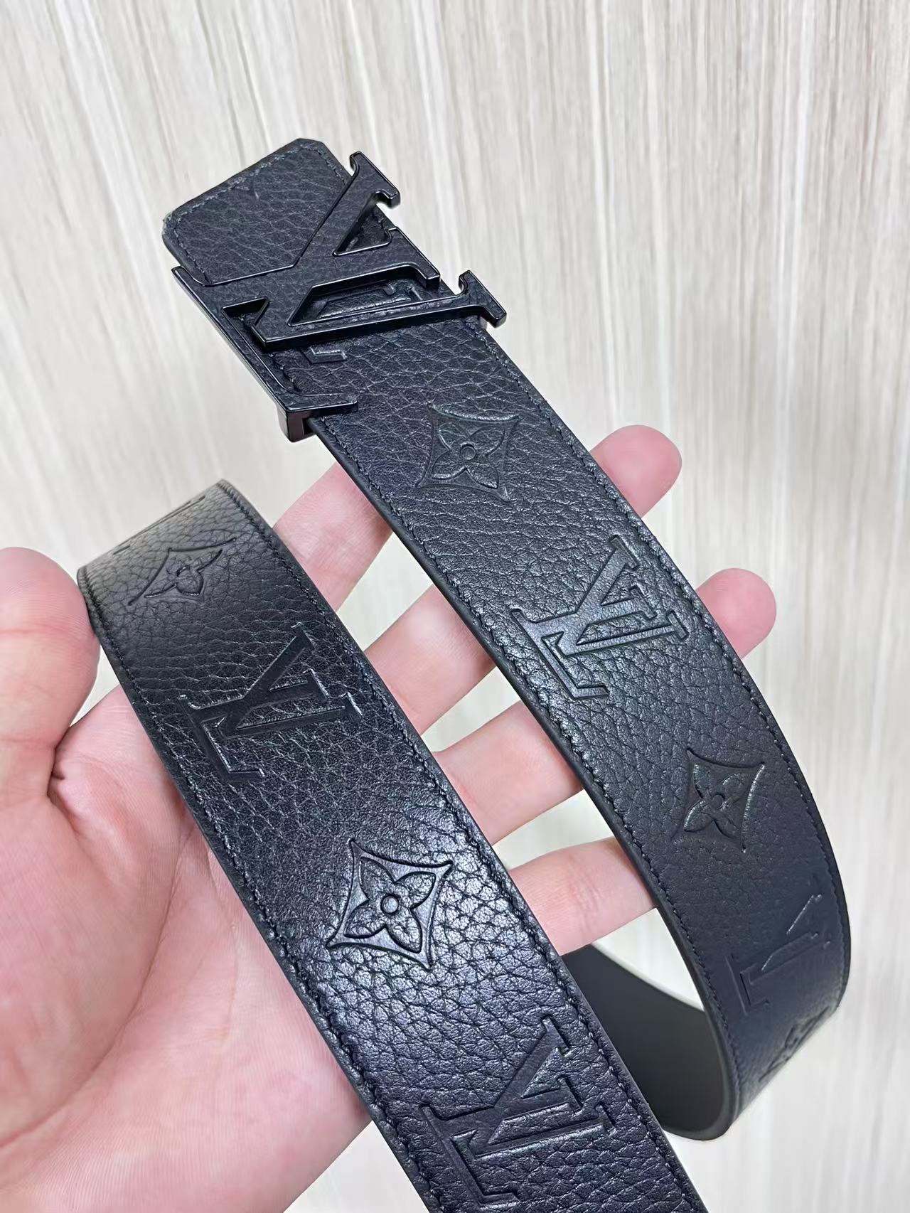 当季新款到货，4.0一面小牛皮荔枝纹纹压花，一面小牛皮平纹皮，精品扣实物实拍，官网同步，滴胶黑。布纹扣。