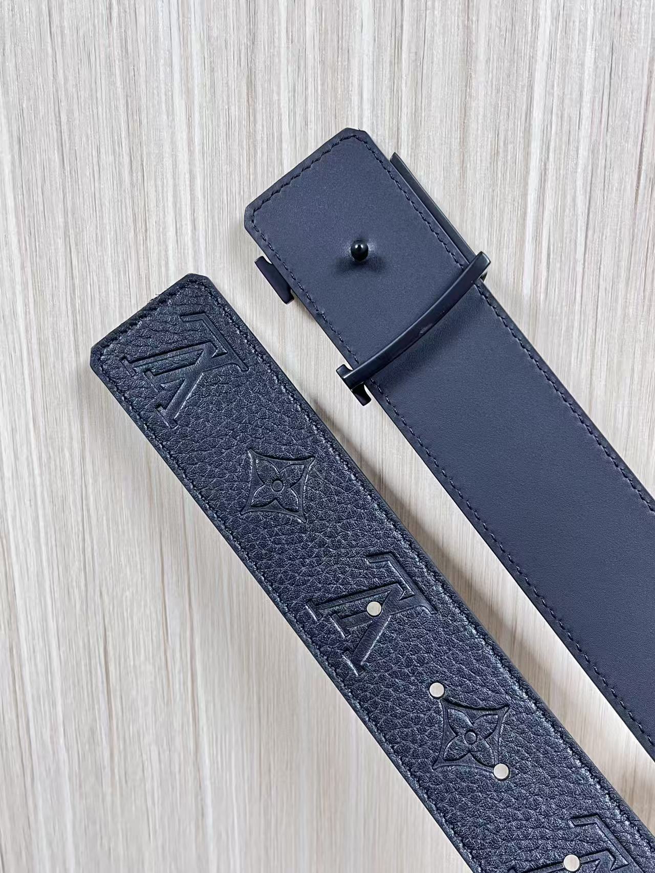 当季新款到货，4.0一面小牛皮荔枝纹纹压花，一面小牛皮平纹皮，精品扣实物实拍，官网同步，滴胶黑。布纹扣。