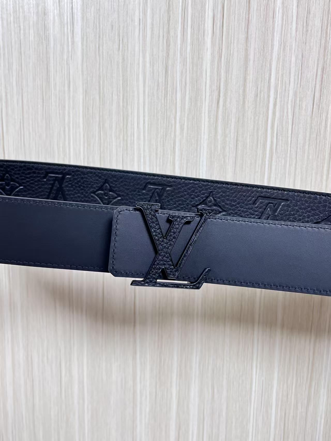 当季新款到货，4.0一面小牛皮荔枝纹纹压花，一面小牛皮平纹皮，精品扣实物实拍，官网同步，滴胶黑。布纹扣。