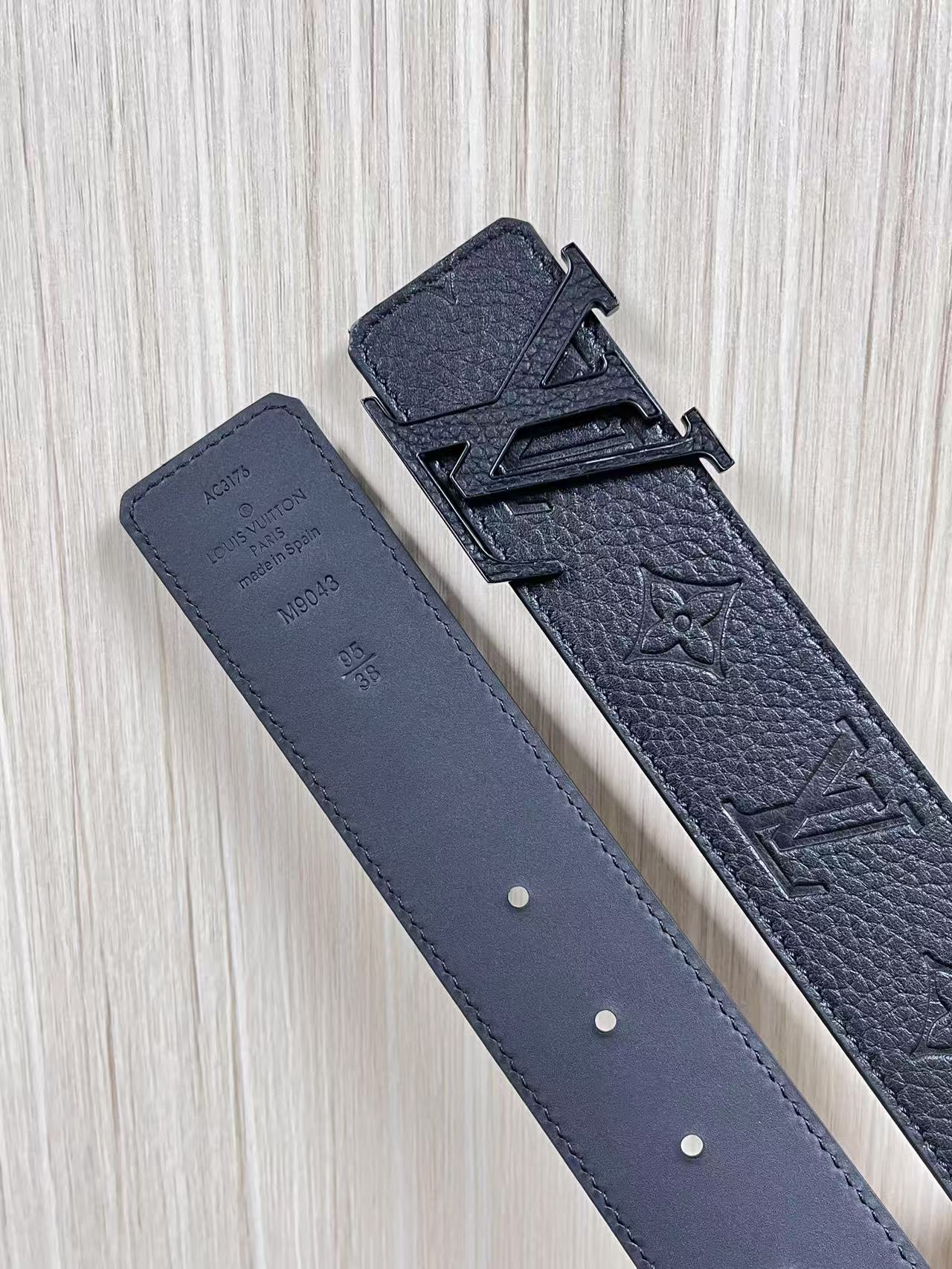 当季新款到货，4.0一面小牛皮荔枝纹纹压花，一面小牛皮平纹皮，精品扣实物实拍，官网同步，滴胶黑。布纹扣。