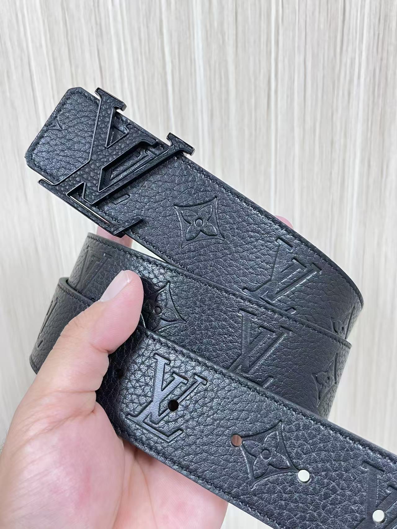 当季新款到货，4.0一面小牛皮荔枝纹纹压花，一面小牛皮平纹皮，精品扣实物实拍，官网同步，滴胶黑。布纹扣。