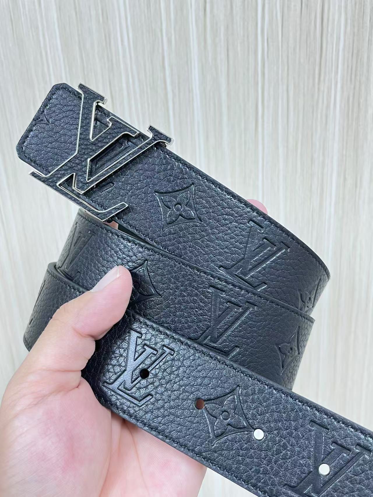 当季新款到货，4.0一面小牛皮荔枝纹纹压花，一面小牛皮平纹皮，精品扣实物实拍，官网同步，滴胶黑。布纹扣。