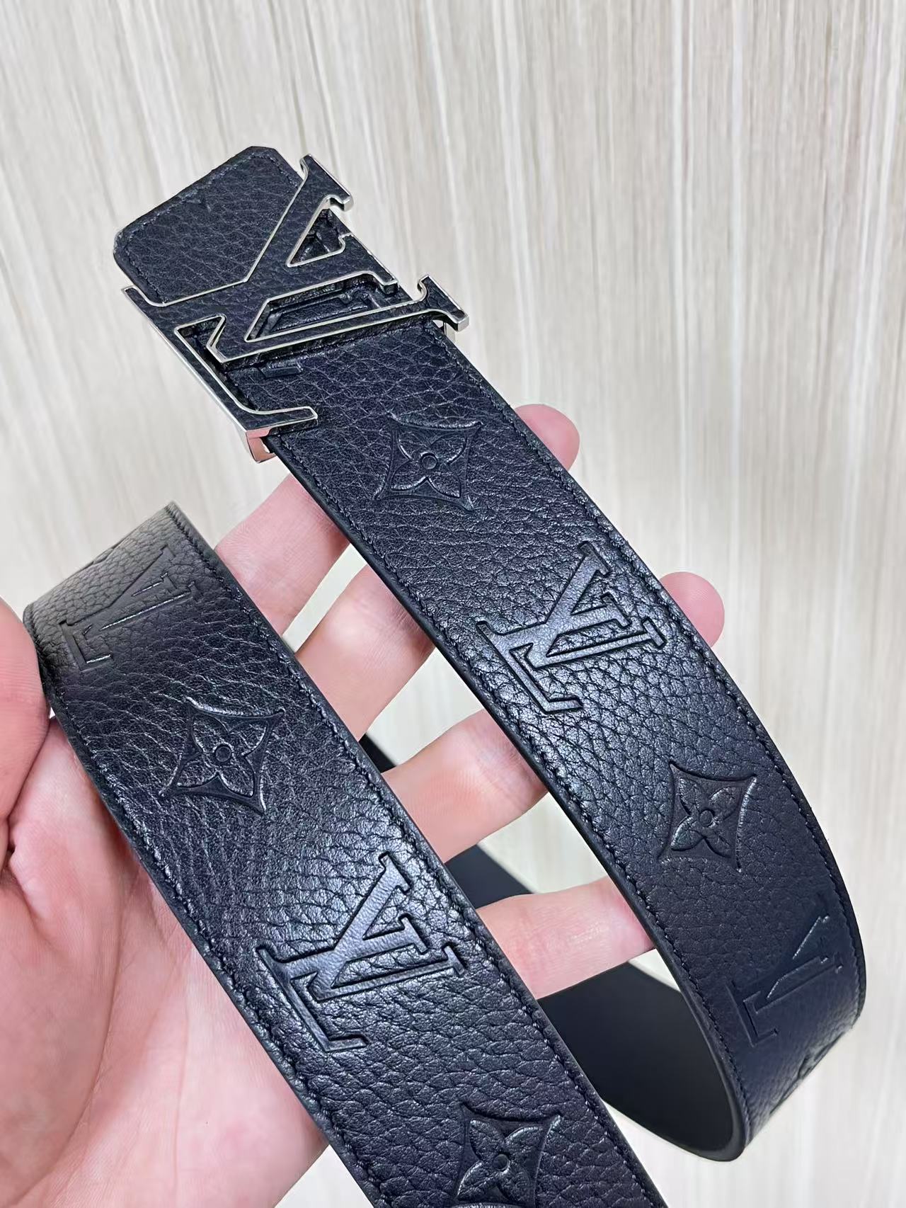 当季新款到货，4.0一面小牛皮荔枝纹纹压花，一面小牛皮平纹皮，精品扣实物实拍，官网同步，滴胶黑。布纹扣。