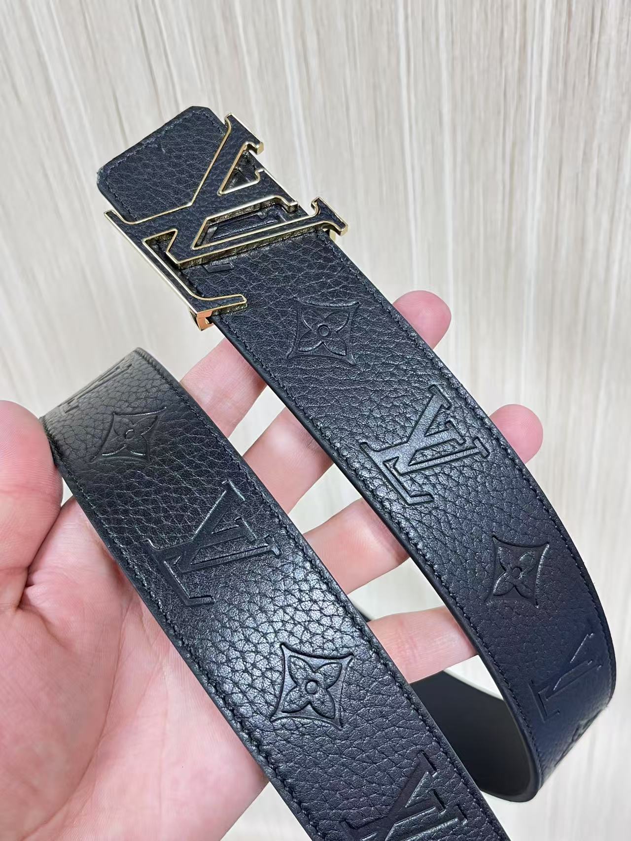 当季新款到货，4.0一面小牛皮荔枝纹纹压花，一面小牛皮平纹皮，精品扣实物实拍，官网同步，滴胶黑。布纹扣。