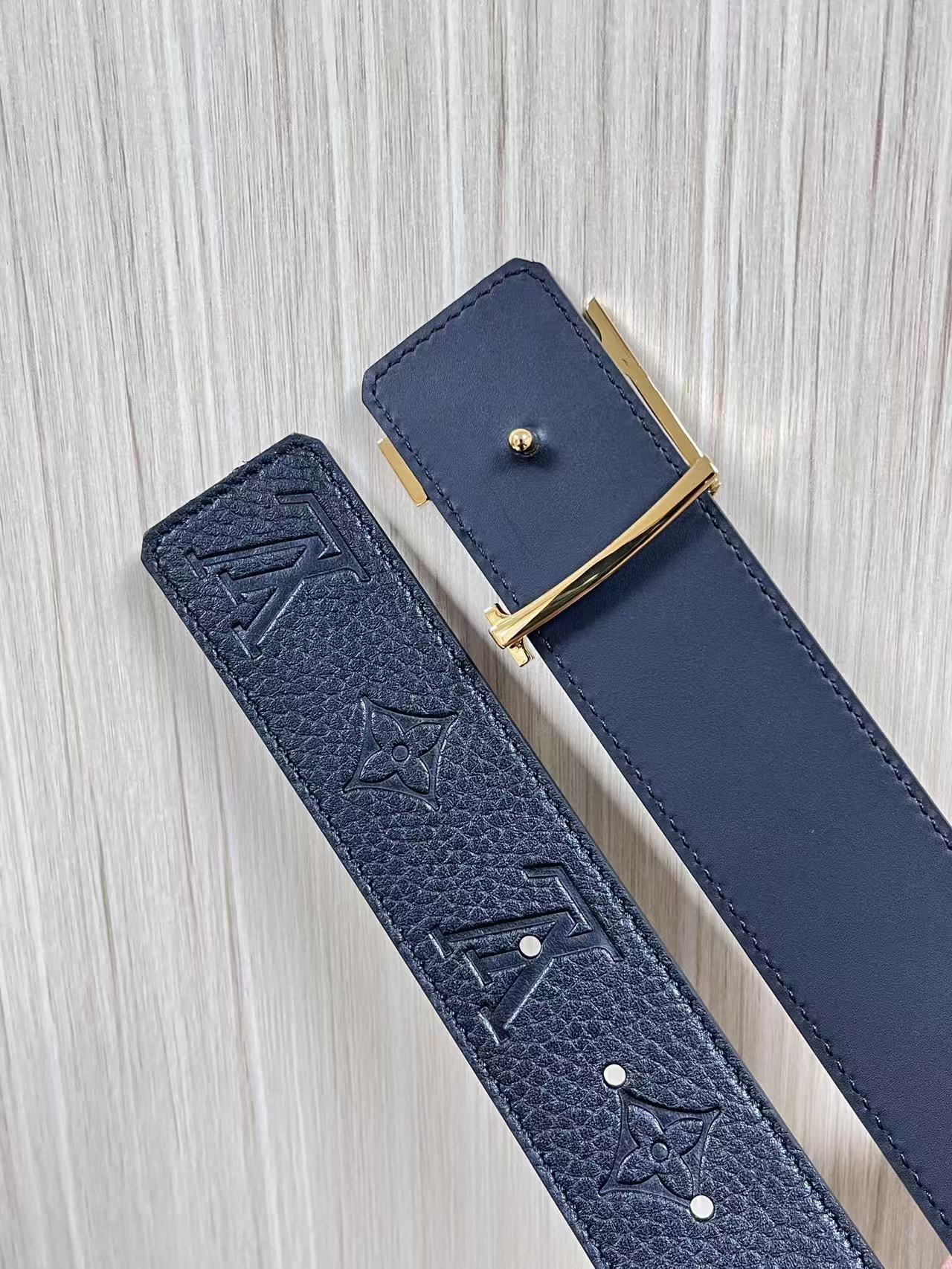 当季新款到货，4.0一面小牛皮荔枝纹纹压花，一面小牛皮平纹皮，精品扣实物实拍，官网同步，滴胶黑。布纹扣。