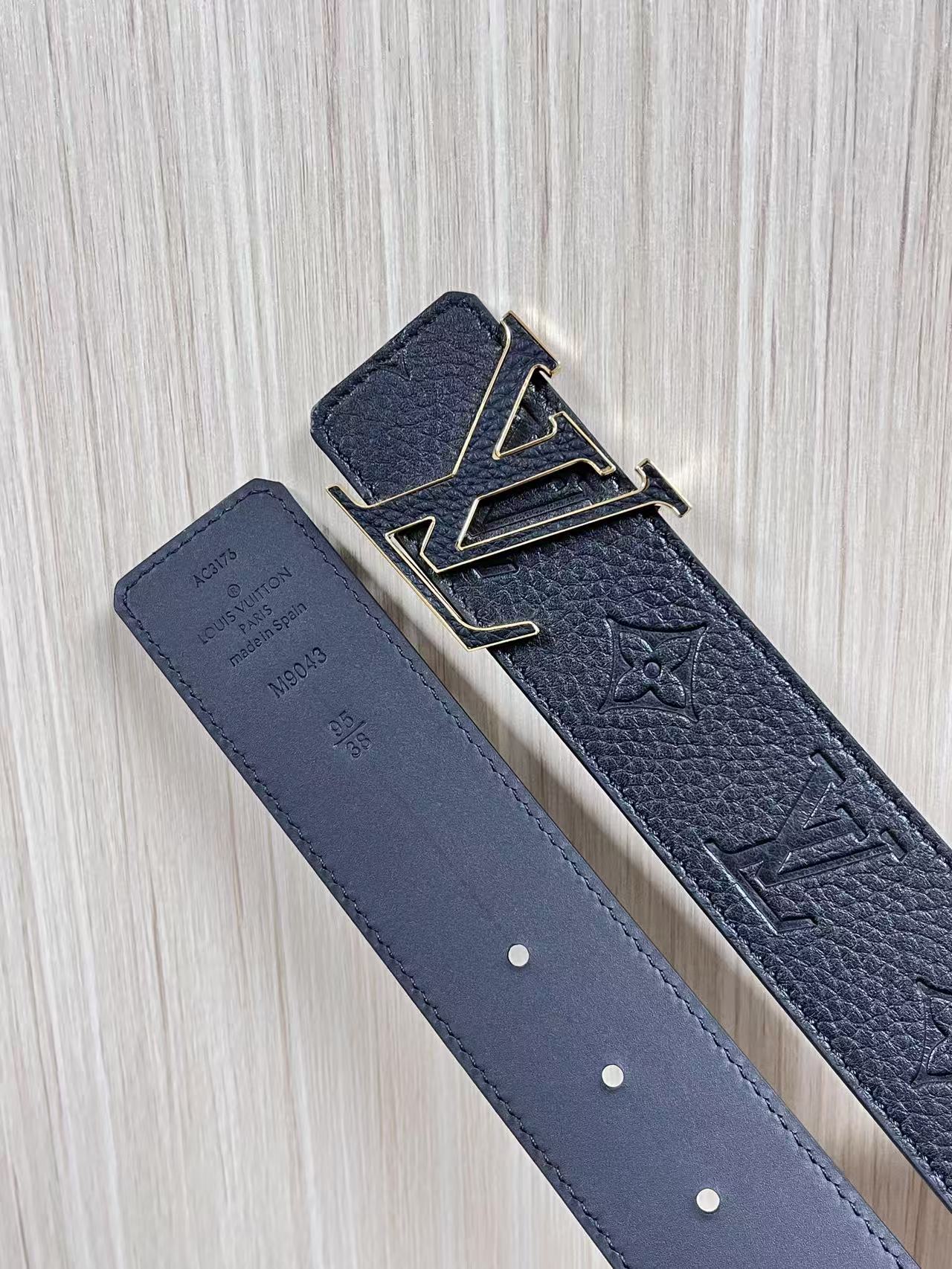 当季新款到货，4.0一面小牛皮荔枝纹纹压花，一面小牛皮平纹皮，精品扣实物实拍，官网同步，滴胶黑。布纹扣。