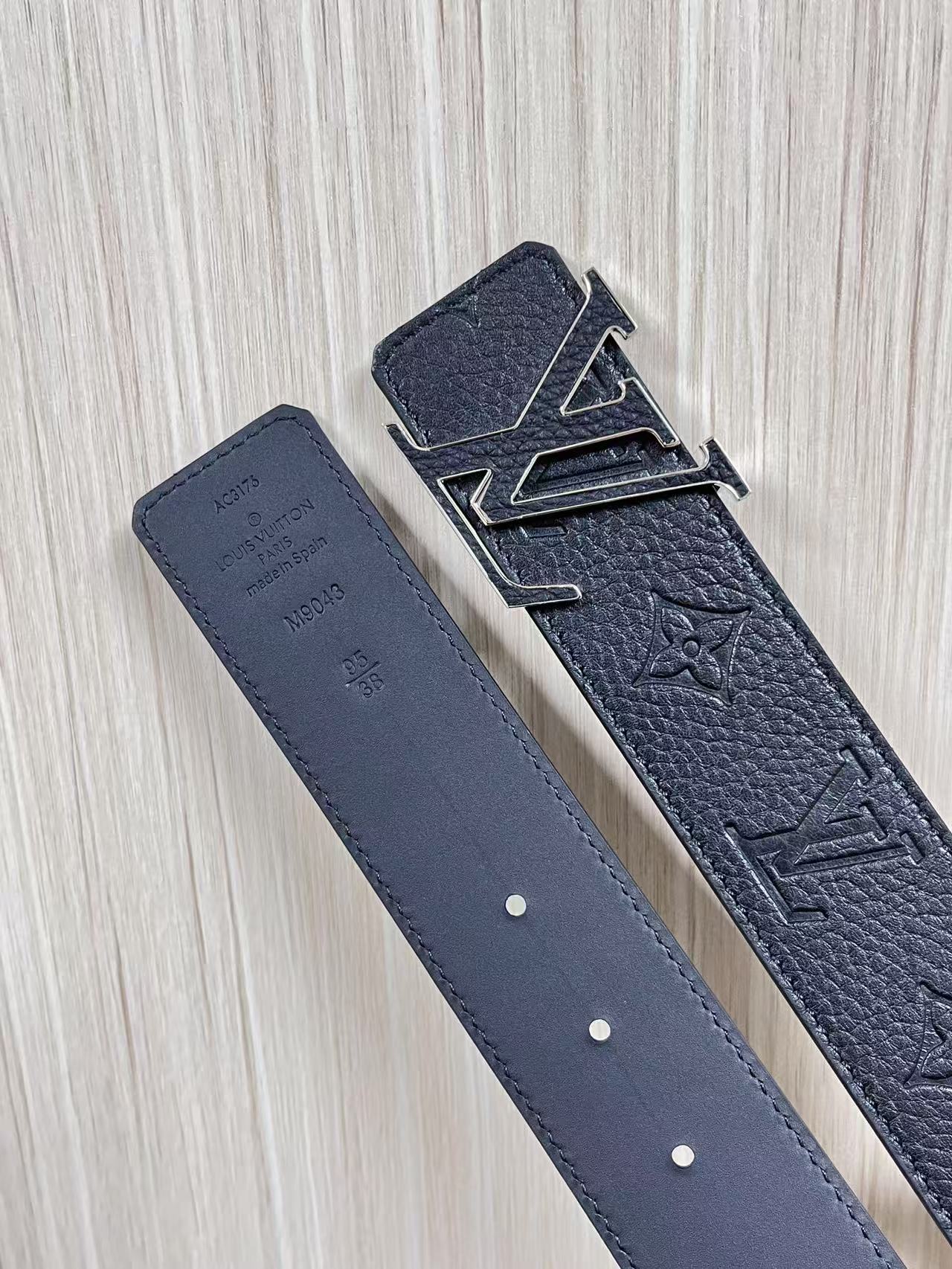 当季新款到货，4.0一面小牛皮荔枝纹纹压花，一面小牛皮平纹皮，精品扣实物实拍，官网同步，滴胶黑。布纹扣。