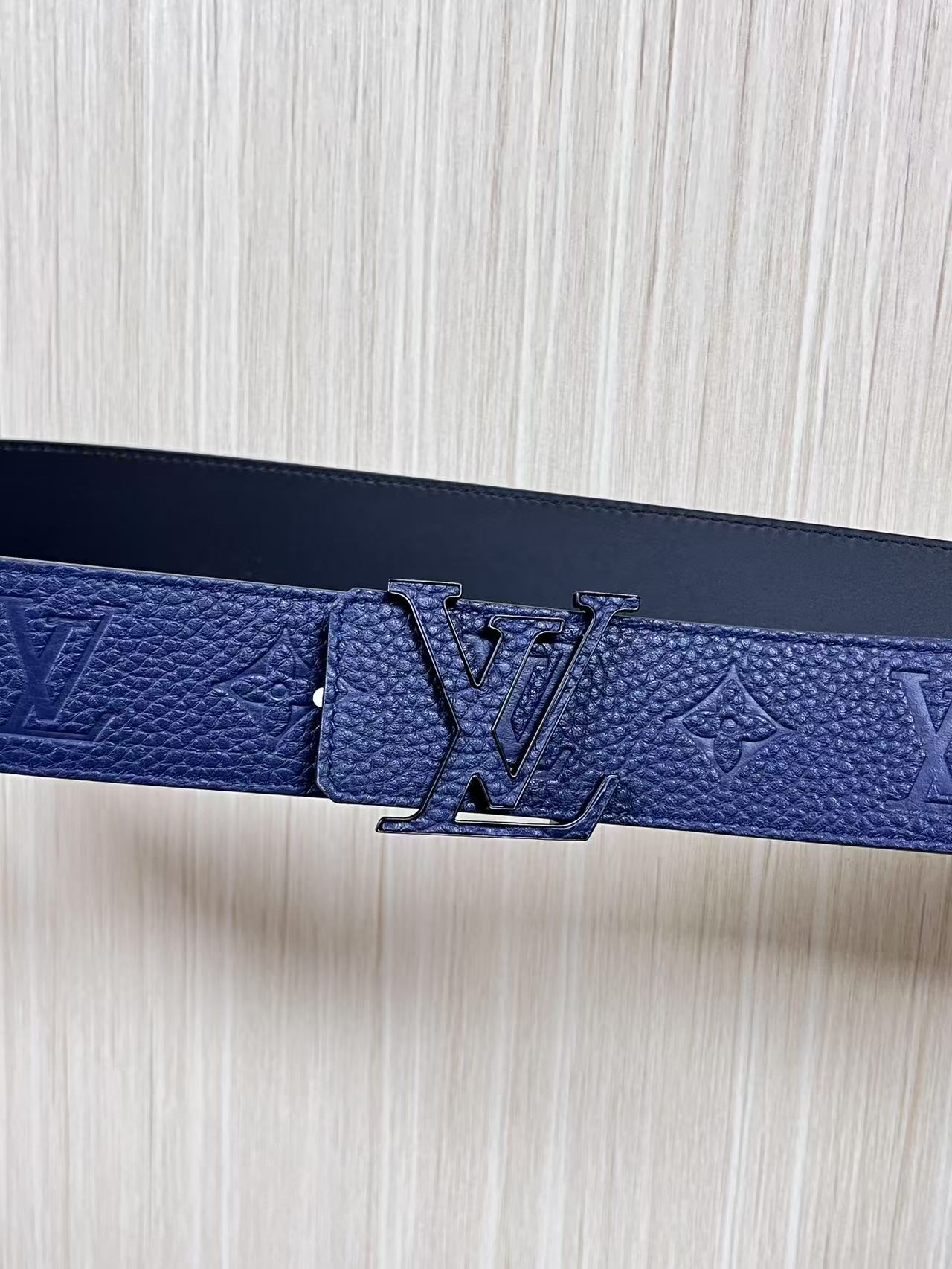 当季新款到货，4.0一面小牛皮兰荔枝纹纹压花，一面小牛皮平纹皮，精品扣实物实拍，4.0宽蓝色贴皮扣。