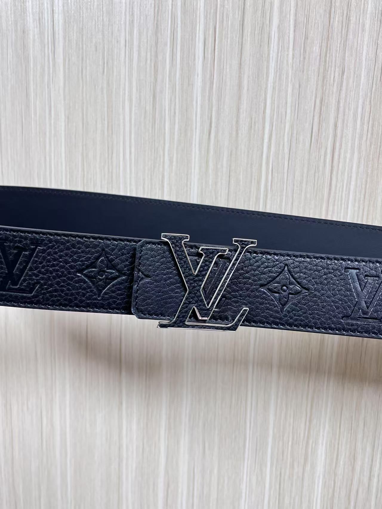 当季新款到货，4.0一面小牛皮兰荔枝纹纹压花，一面小牛皮平纹皮，精品扣实物实拍，4.0宽蓝色贴皮扣。