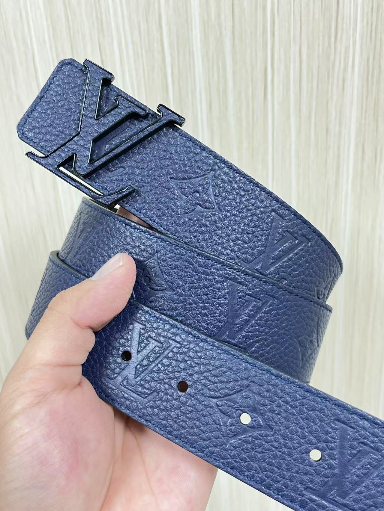 当季新款到货，4.0一面小牛皮兰荔枝纹纹压花，一面小牛皮平纹皮，精品扣实物实拍，4.0宽蓝色贴皮扣。