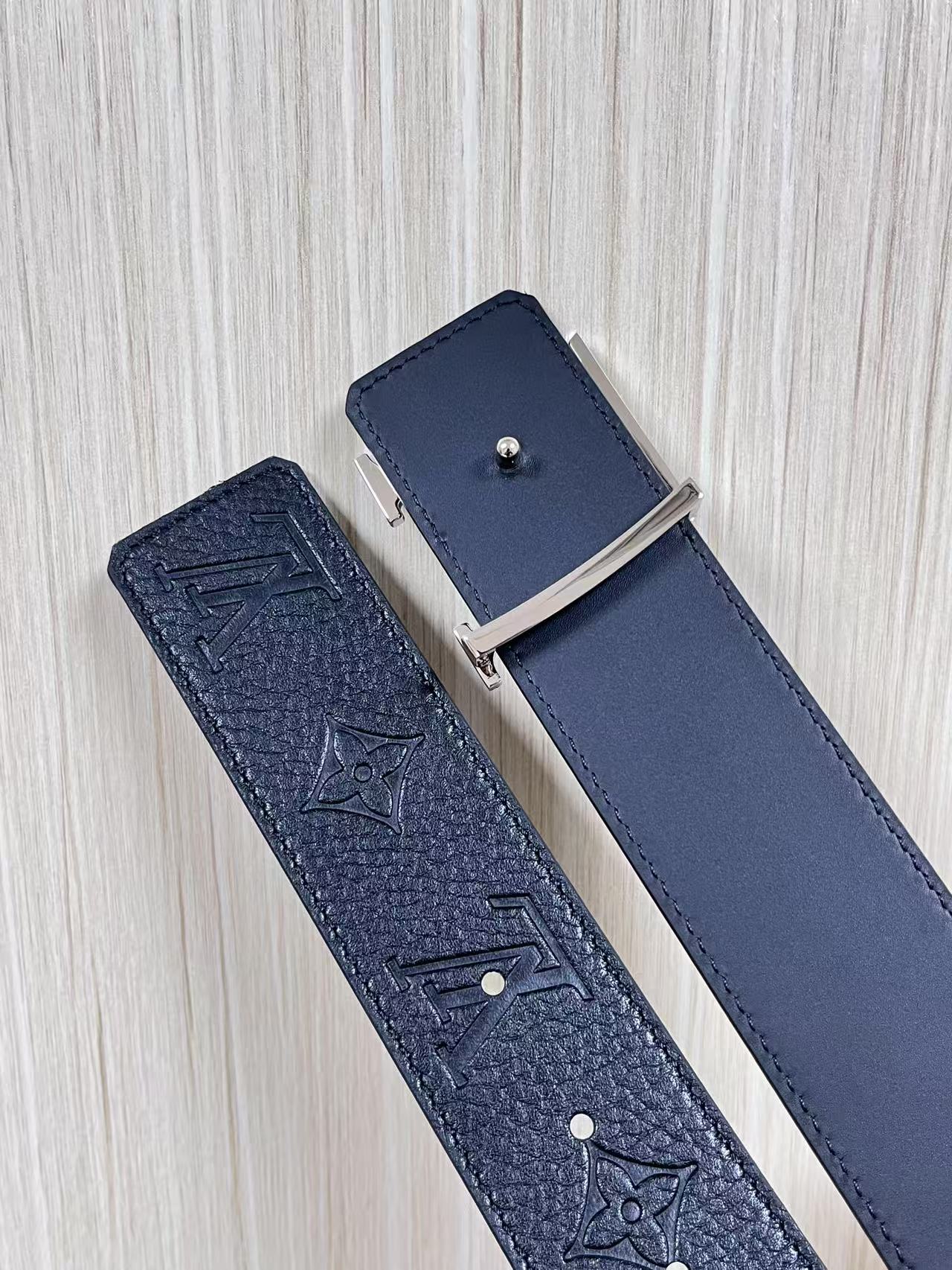 当季新款到货，4.0一面小牛皮兰荔枝纹纹压花，一面小牛皮平纹皮，精品扣实物实拍，4.0宽蓝色贴皮扣。