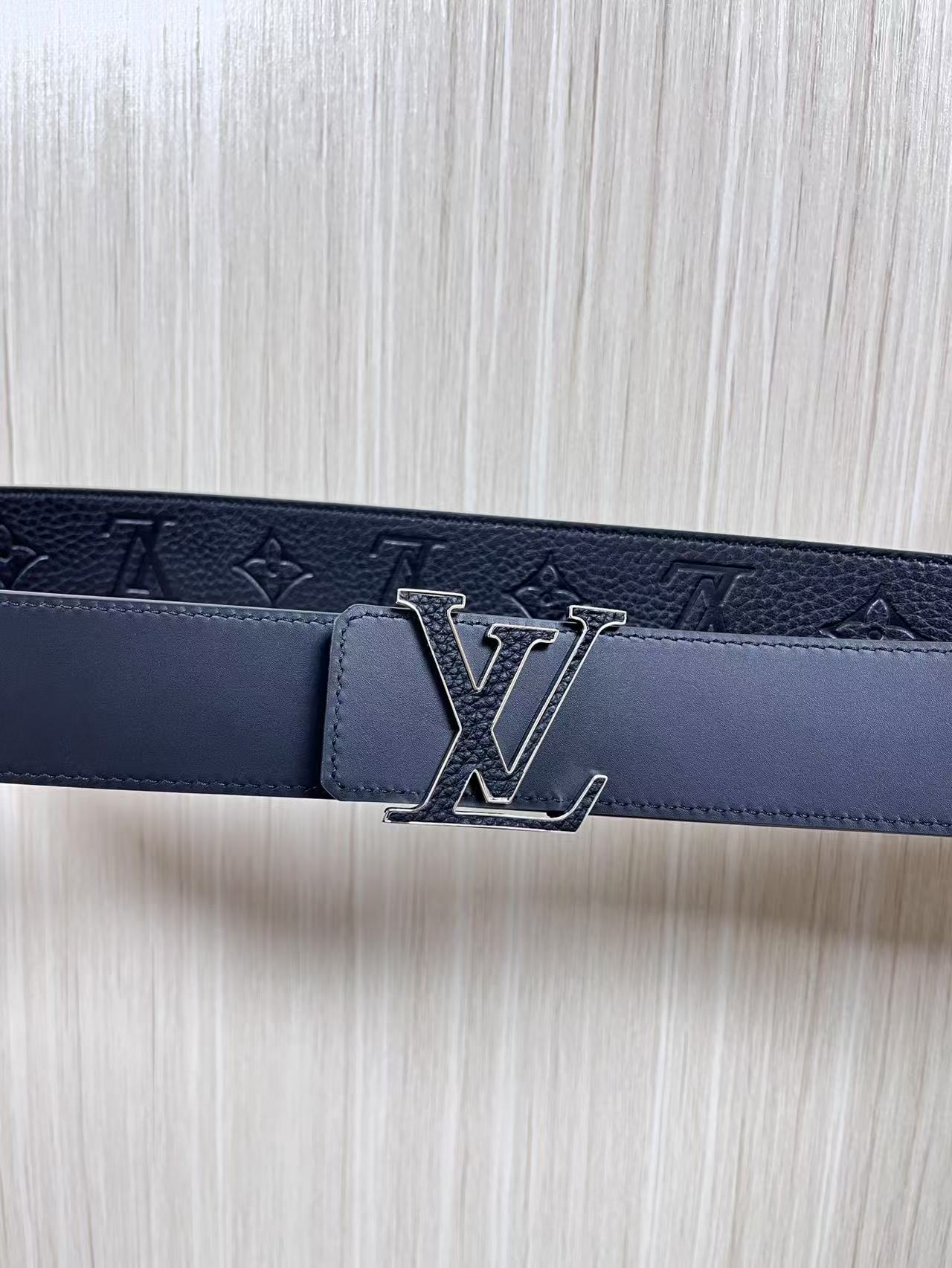 当季新款到货，4.0一面小牛皮兰荔枝纹纹压花，一面小牛皮平纹皮，精品扣实物实拍，4.0宽蓝色贴皮扣。