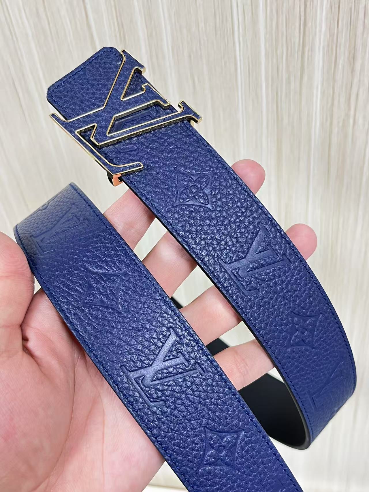 当季新款到货，4.0一面小牛皮兰荔枝纹纹压花，一面小牛皮平纹皮，精品扣实物实拍，官网同步，。布纹扣。