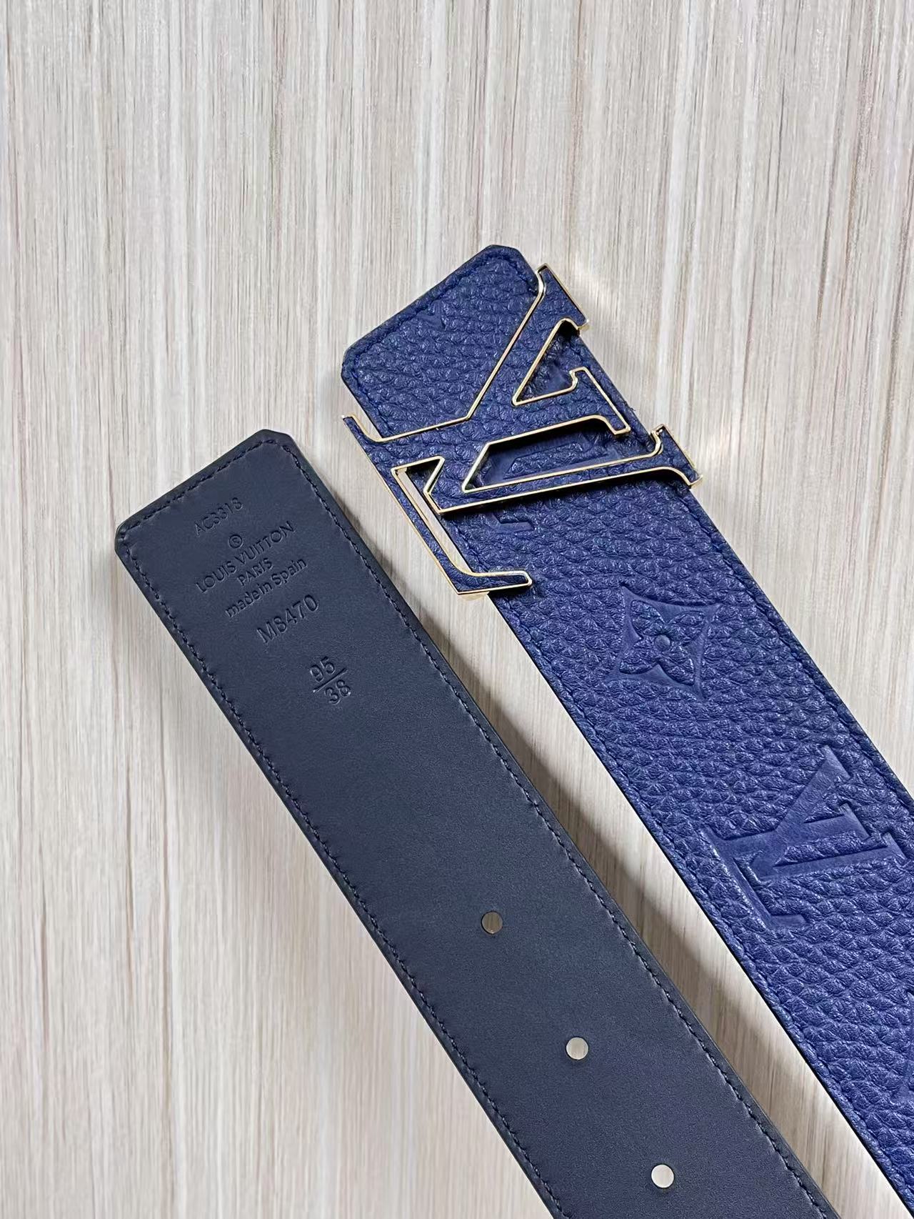 当季新款到货，4.0一面小牛皮兰荔枝纹纹压花，一面小牛皮平纹皮，精品扣实物实拍，官网同步，。布纹扣。