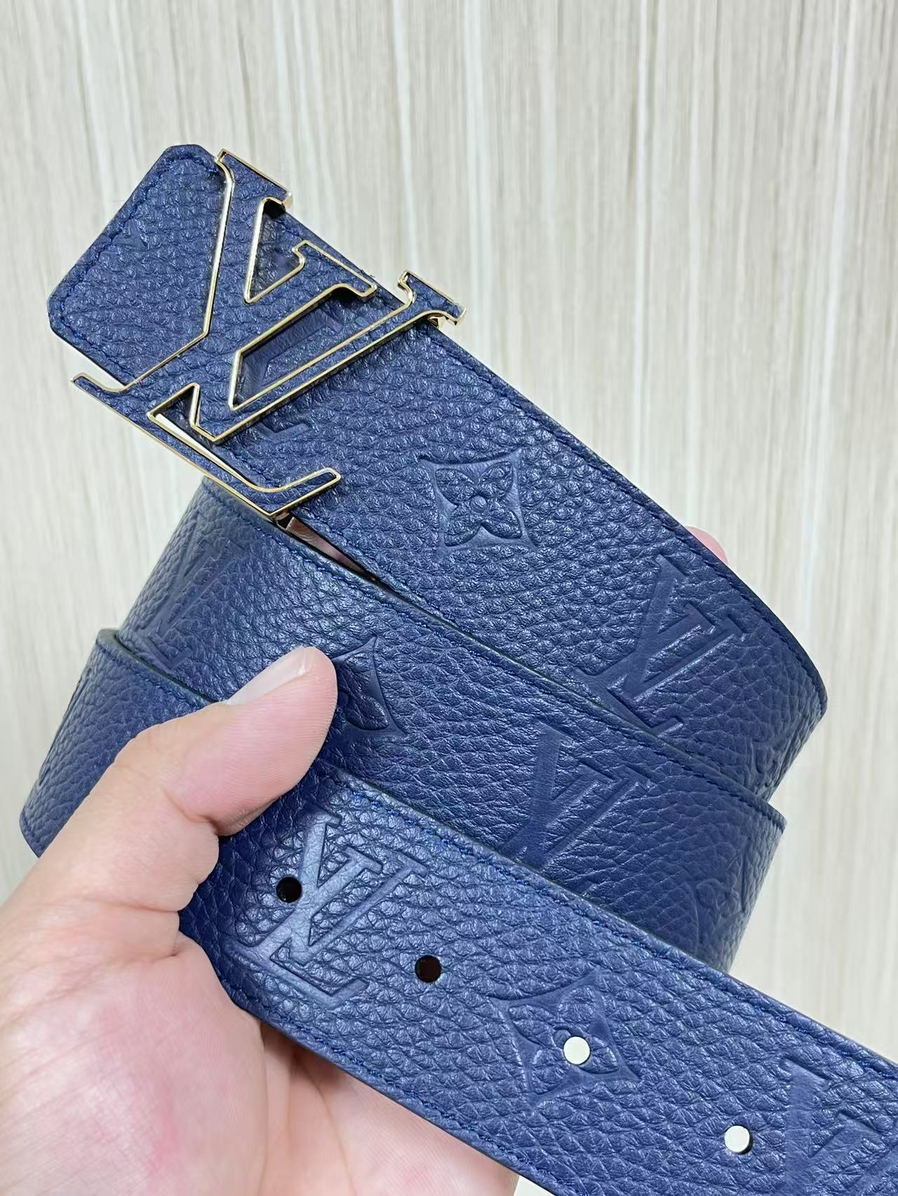 当季新款到货，4.0一面小牛皮兰荔枝纹纹压花，一面小牛皮平纹皮，精品扣实物实拍，官网同步，。布纹扣。