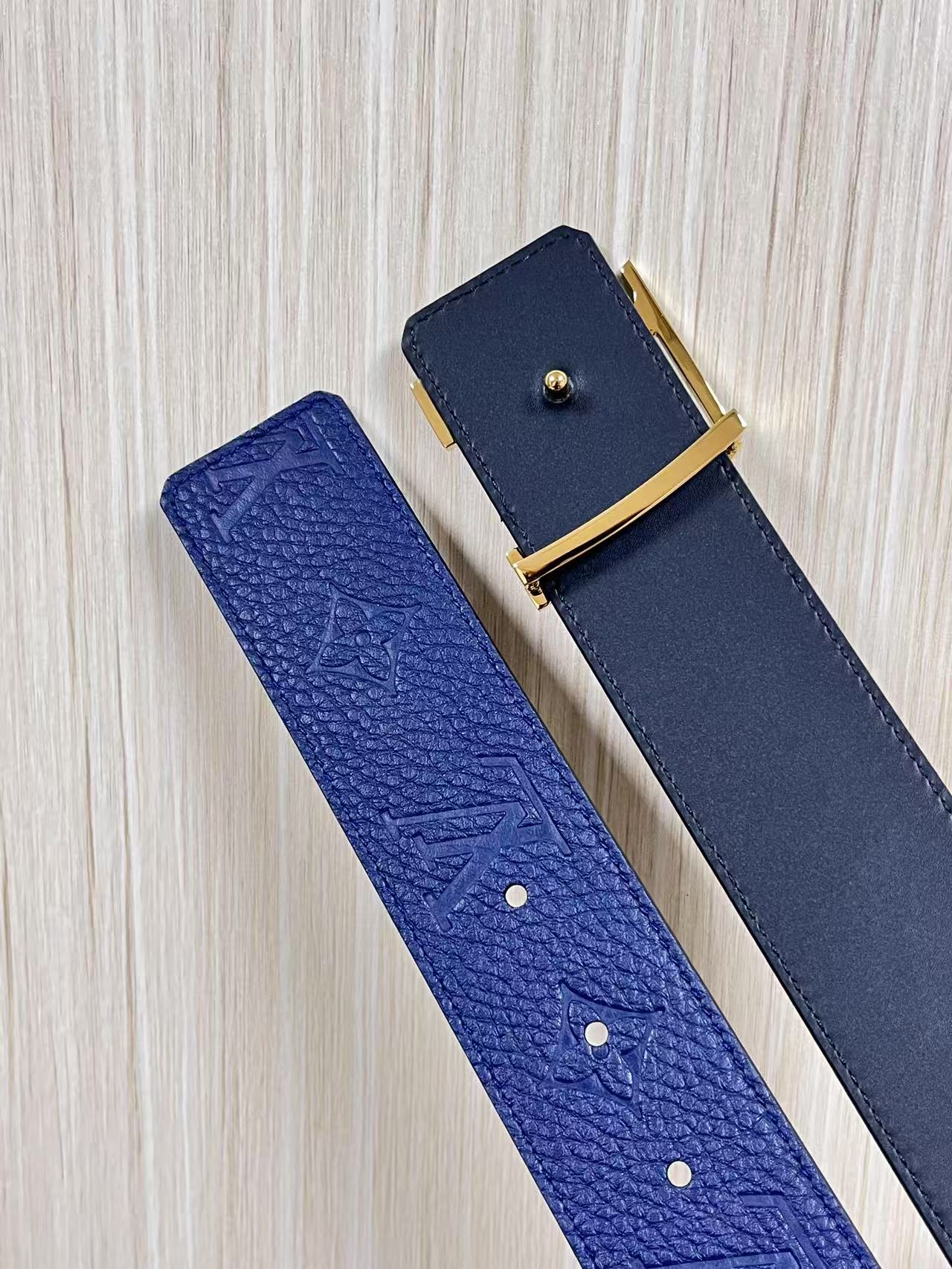 当季新款到货，4.0一面小牛皮兰荔枝纹纹压花，一面小牛皮平纹皮，精品扣实物实拍，官网同步，。布纹扣。