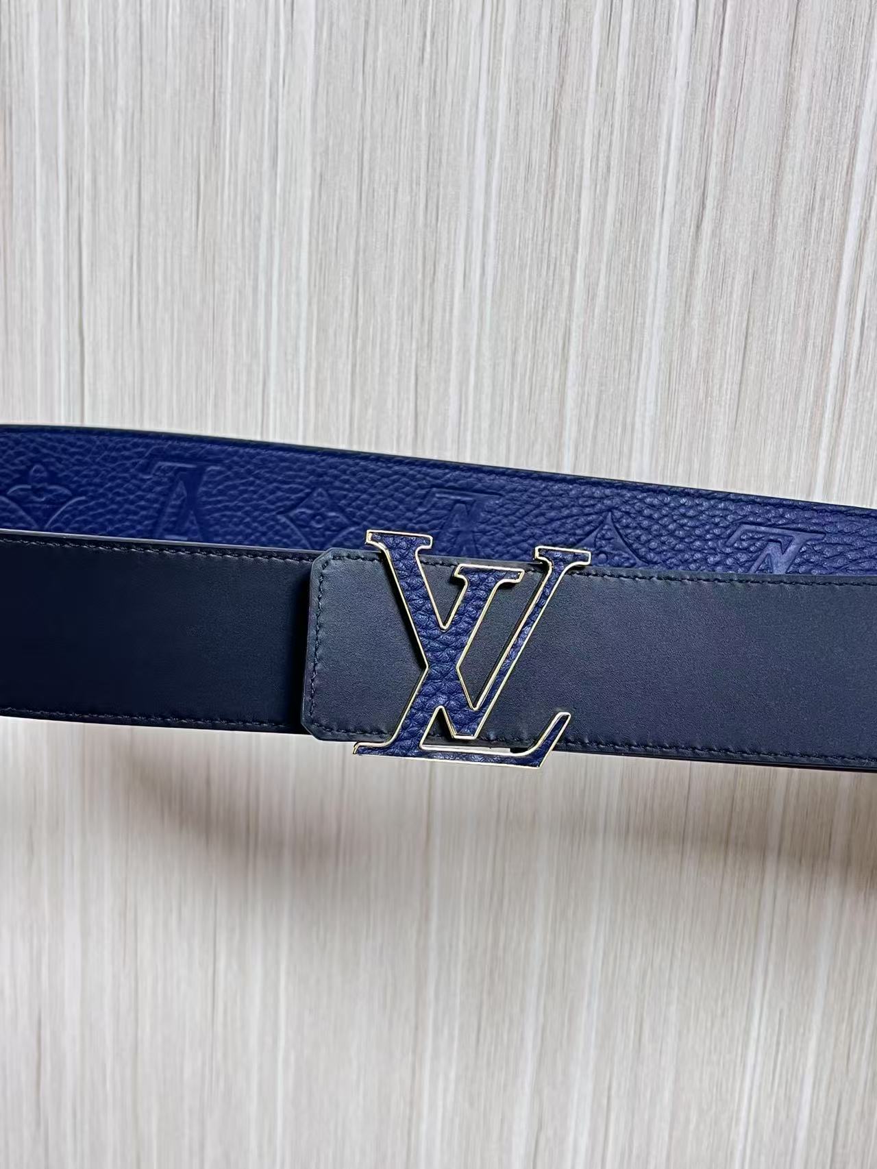 当季新款到货，4.0一面小牛皮兰荔枝纹纹压花，一面小牛皮平纹皮，精品扣实物实拍，官网同步，。布纹扣。