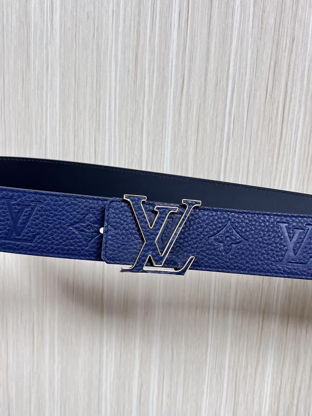 当季新款到货，4.0一面小牛皮兰荔枝纹纹压花，一面小牛皮平纹皮，精品扣实物实拍，官网同步，。布纹扣。