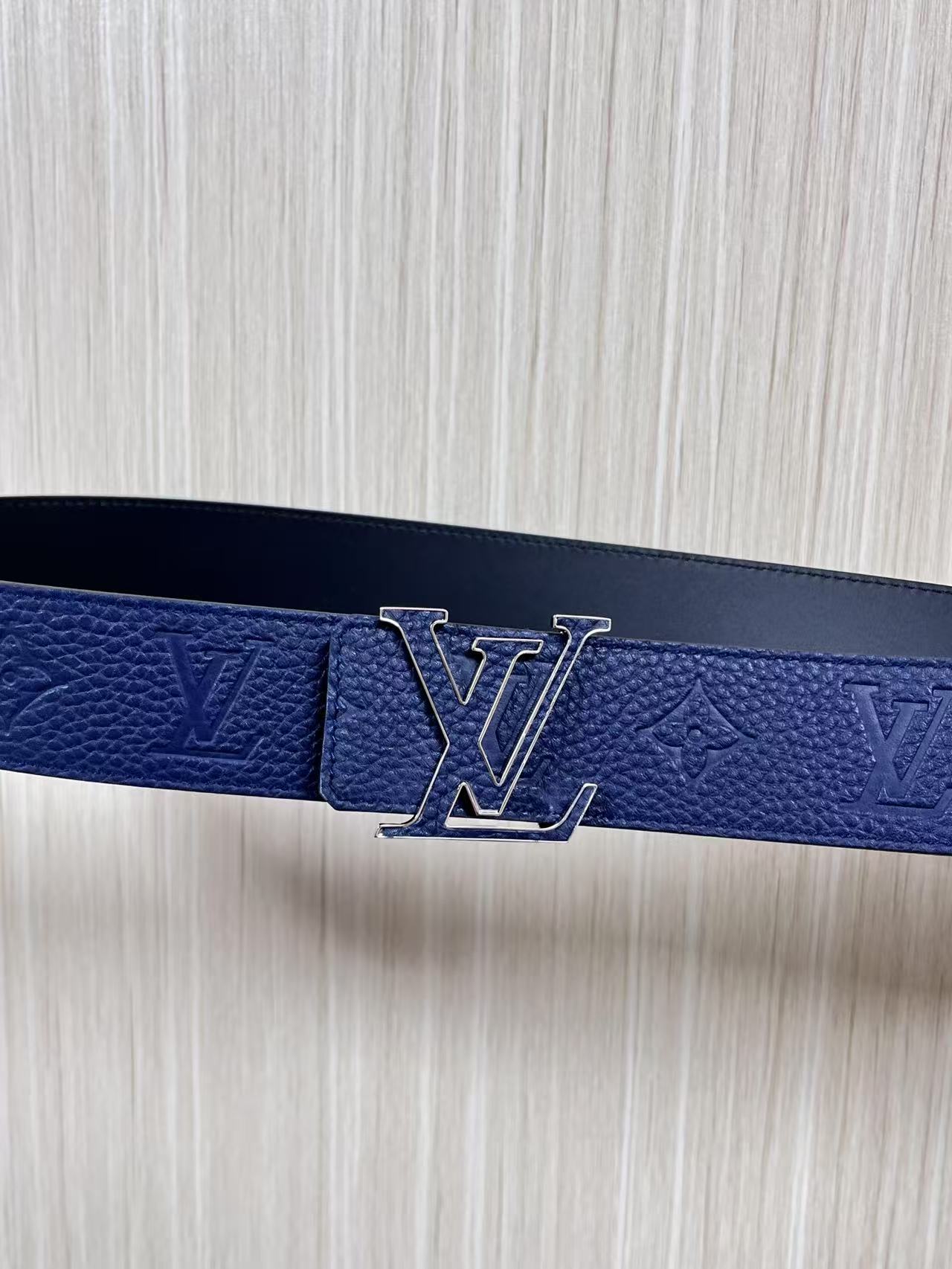 当季新款到货，4.0一面小牛皮兰荔枝纹纹压花，一面小牛皮平纹皮，精品扣实物实拍，官网同步，。布纹扣。