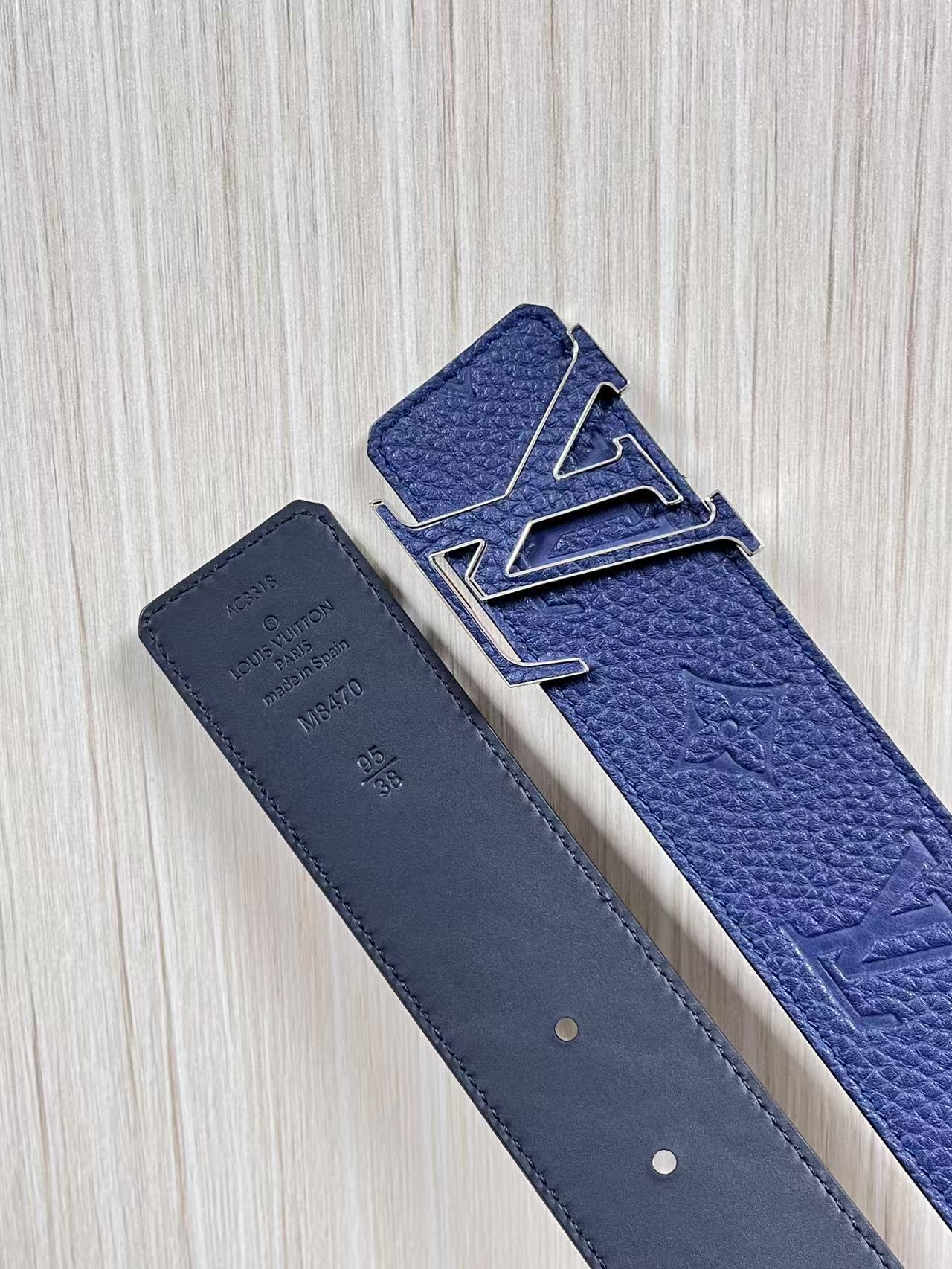 当季新款到货，4.0一面小牛皮兰荔枝纹纹压花，一面小牛皮平纹皮，精品扣实物实拍，官网同步，。布纹扣。