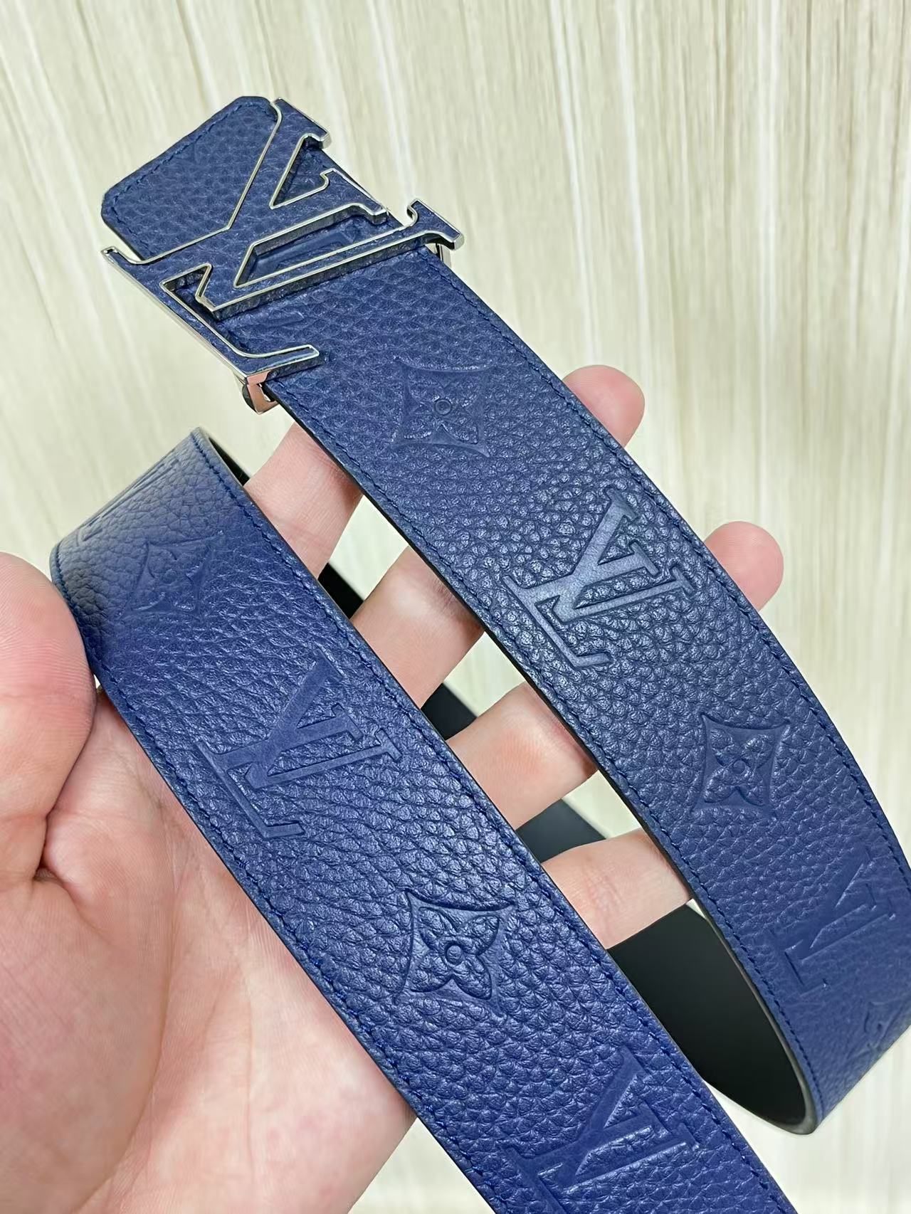 当季新款到货，4.0一面小牛皮兰荔枝纹纹压花，一面小牛皮平纹皮，精品扣实物实拍，官网同步，。布纹扣。