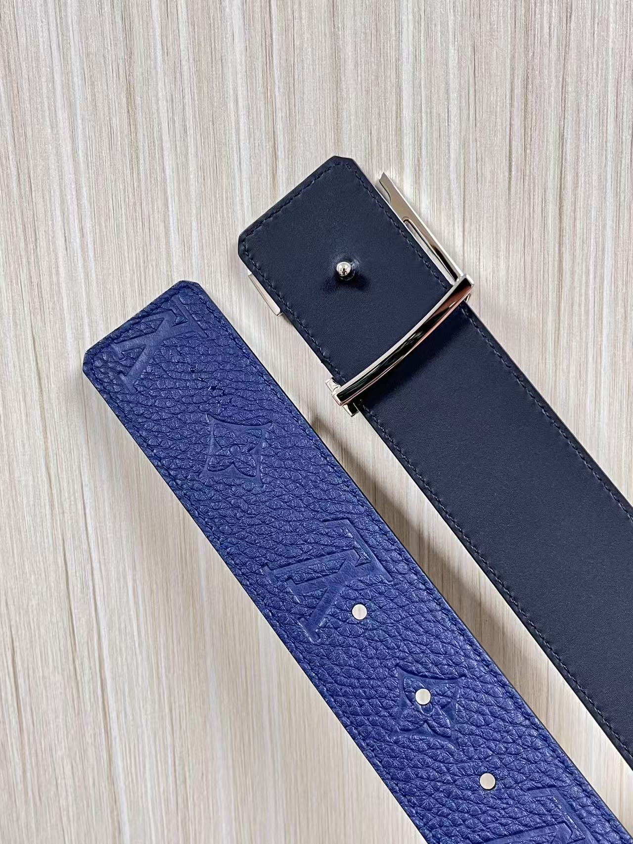 当季新款到货，4.0一面小牛皮兰荔枝纹纹压花，一面小牛皮平纹皮，精品扣实物实拍，官网同步，。布纹扣。