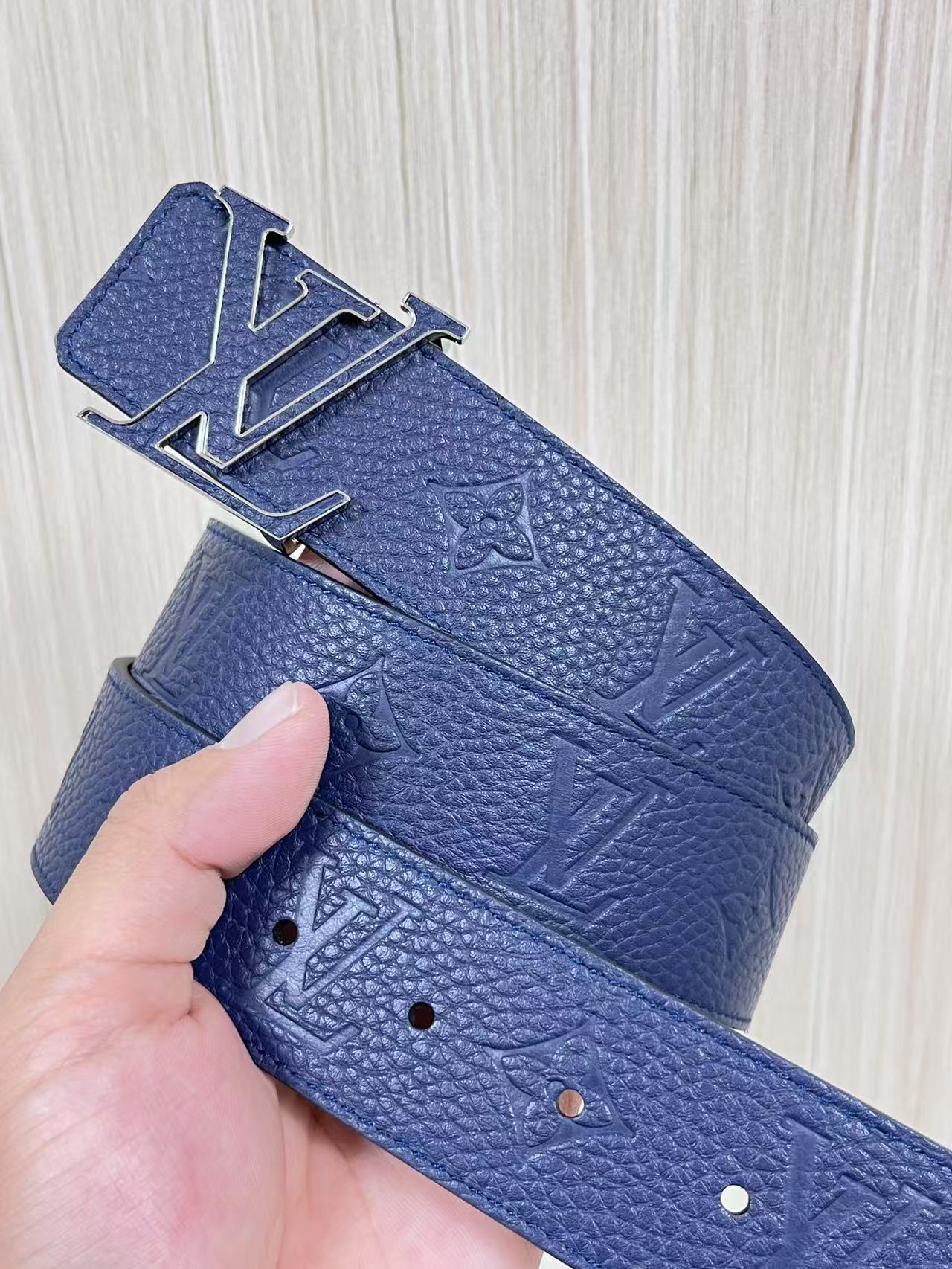 当季新款到货，4.0一面小牛皮兰荔枝纹纹压花，一面小牛皮平纹皮，精品扣实物实拍，官网同步，。布纹扣。