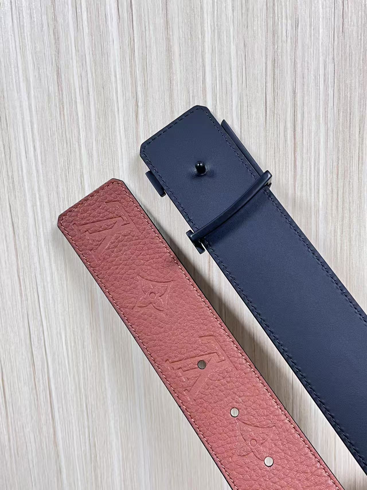 当季新款到货，4.0一面小牛皮棕色荔枝纹纹压花，一面小牛皮平纹皮，精品扣实物实拍，官网同步，棕色贴皮扣。