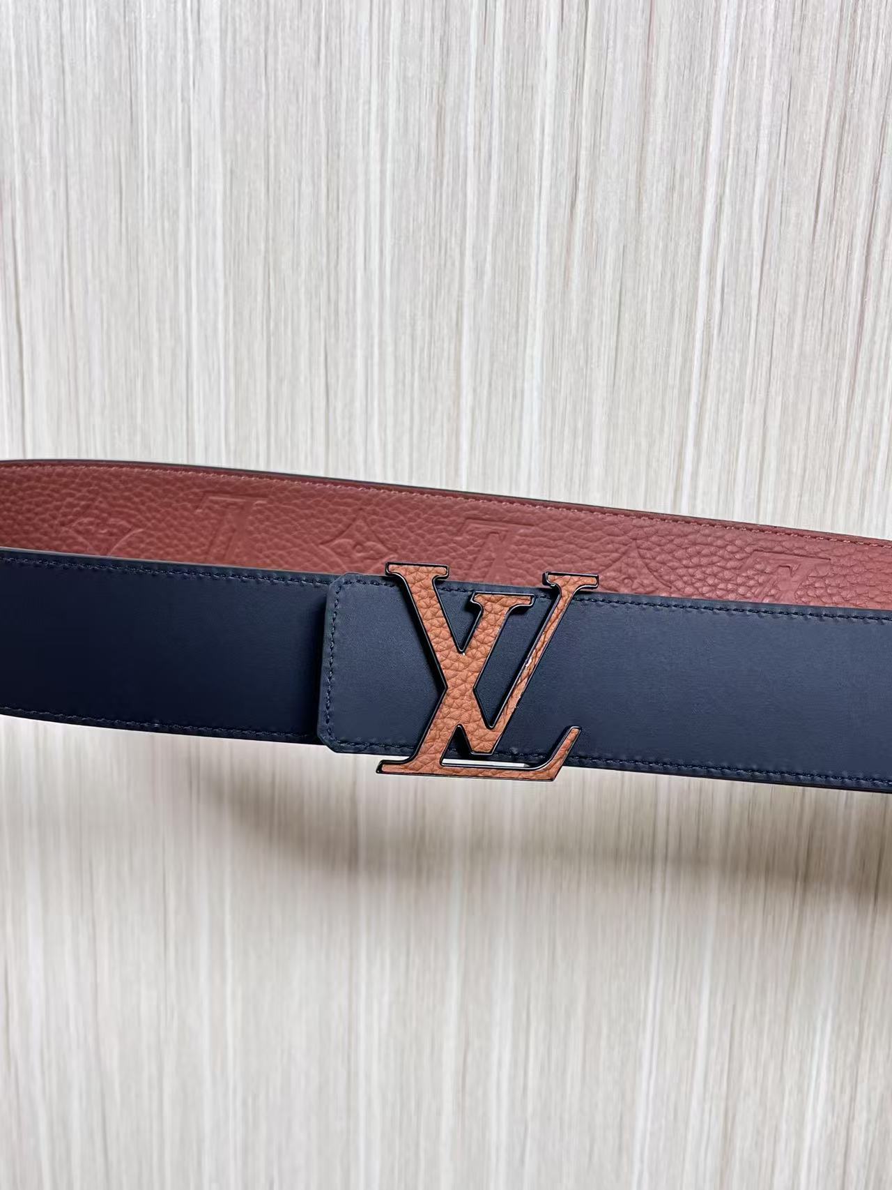 当季新款到货，4.0一面小牛皮棕色荔枝纹纹压花，一面小牛皮平纹皮，精品扣实物实拍，官网同步，棕色贴皮扣。