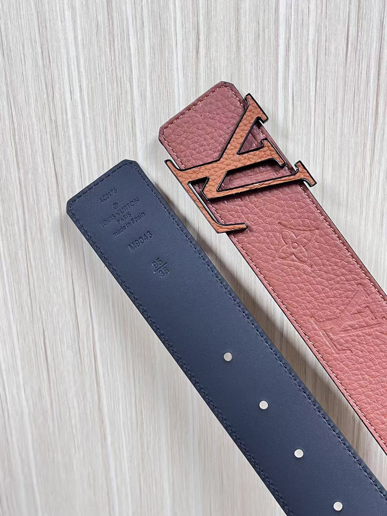 当季新款到货，4.0一面小牛皮棕色荔枝纹纹压花，一面小牛皮平纹皮，精品扣实物实拍，官网同步，棕色贴皮扣。