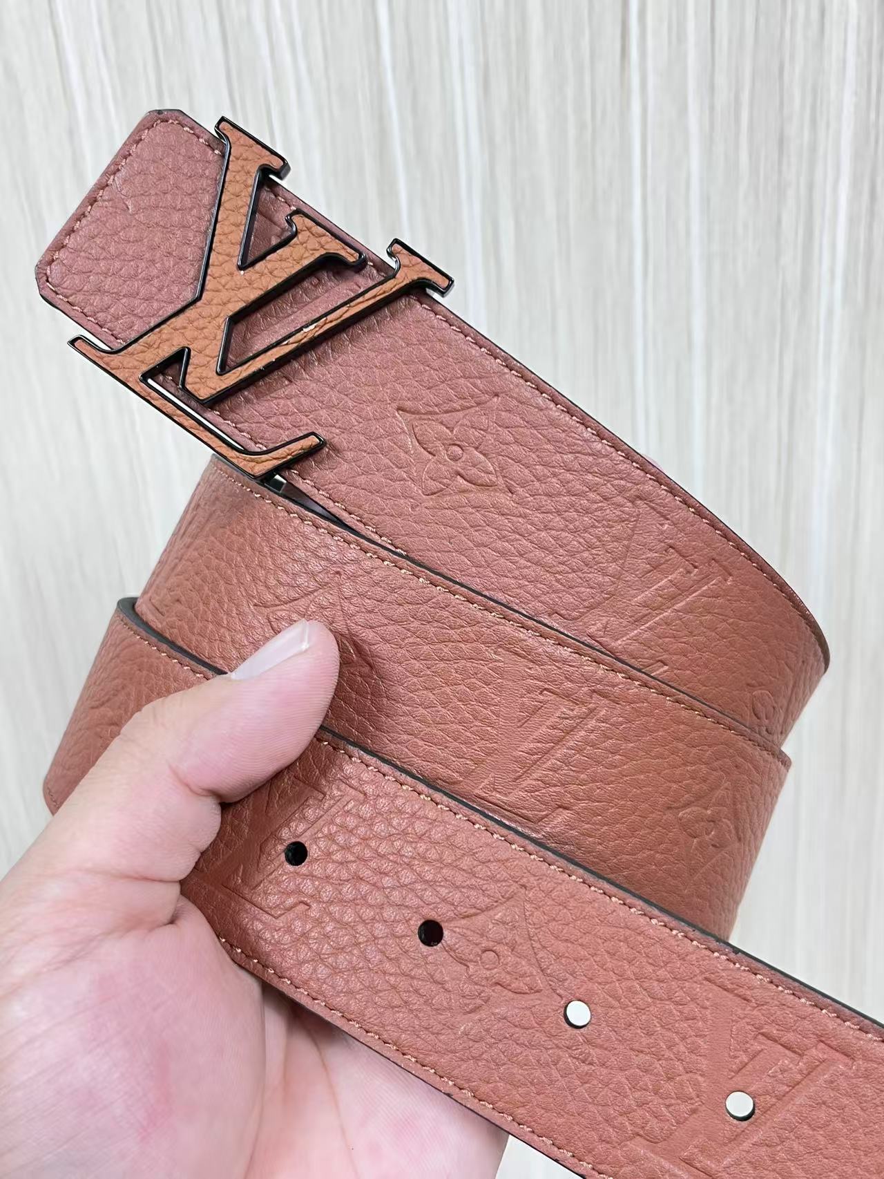 当季新款到货，4.0一面小牛皮棕色荔枝纹纹压花，一面小牛皮平纹皮，精品扣实物实拍，官网同步，棕色贴皮扣。