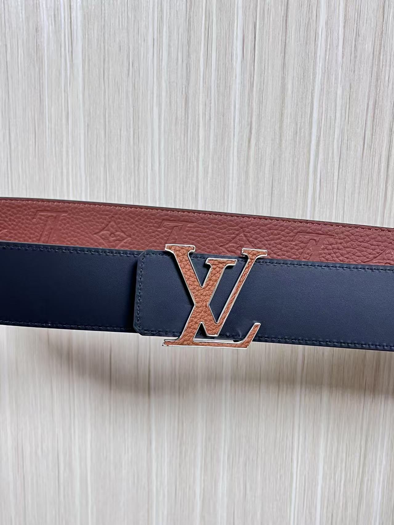 当季新款到货，4.0一面小牛皮棕色荔枝纹纹压花，一面小牛皮平纹皮，精品扣实物实拍，官网同步，棕色贴皮扣。