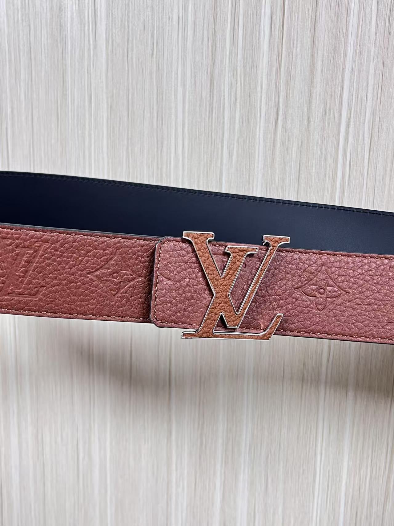 当季新款到货，4.0一面小牛皮棕色荔枝纹纹压花，一面小牛皮平纹皮，精品扣实物实拍，官网同步，棕色贴皮扣。