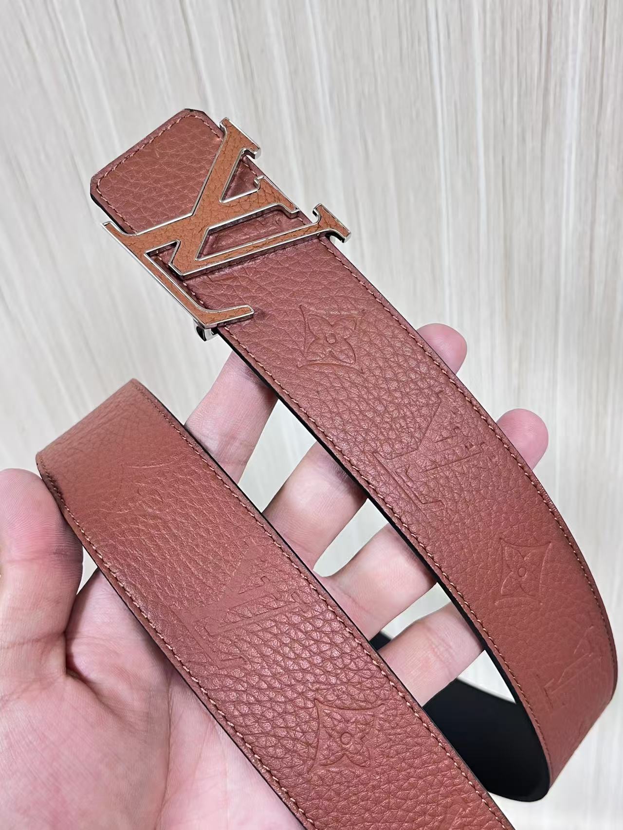 当季新款到货，4.0一面小牛皮棕色荔枝纹纹压花，一面小牛皮平纹皮，精品扣实物实拍，官网同步，棕色贴皮扣。