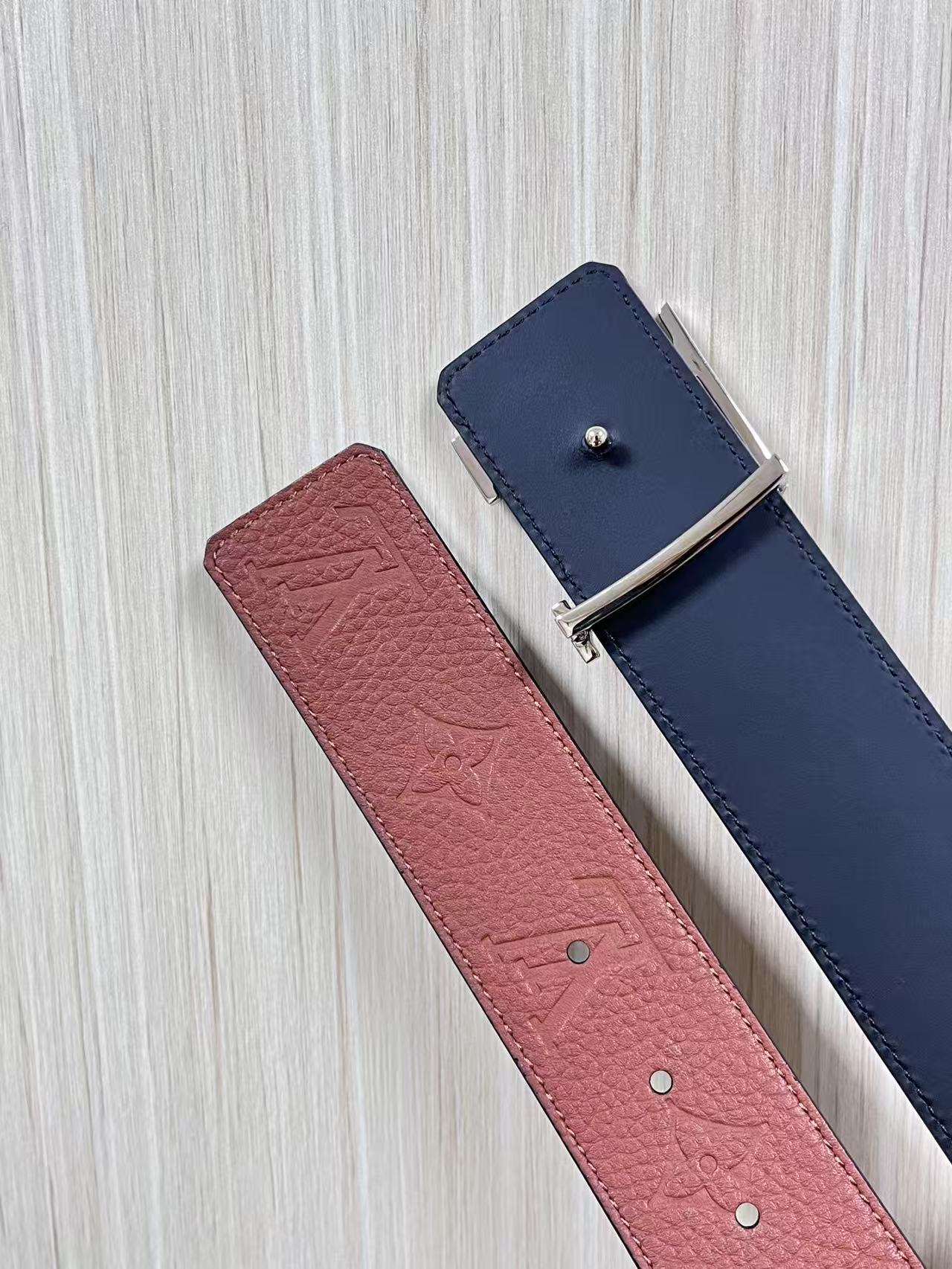 当季新款到货，4.0一面小牛皮棕色荔枝纹纹压花，一面小牛皮平纹皮，精品扣实物实拍，官网同步，棕色贴皮扣。