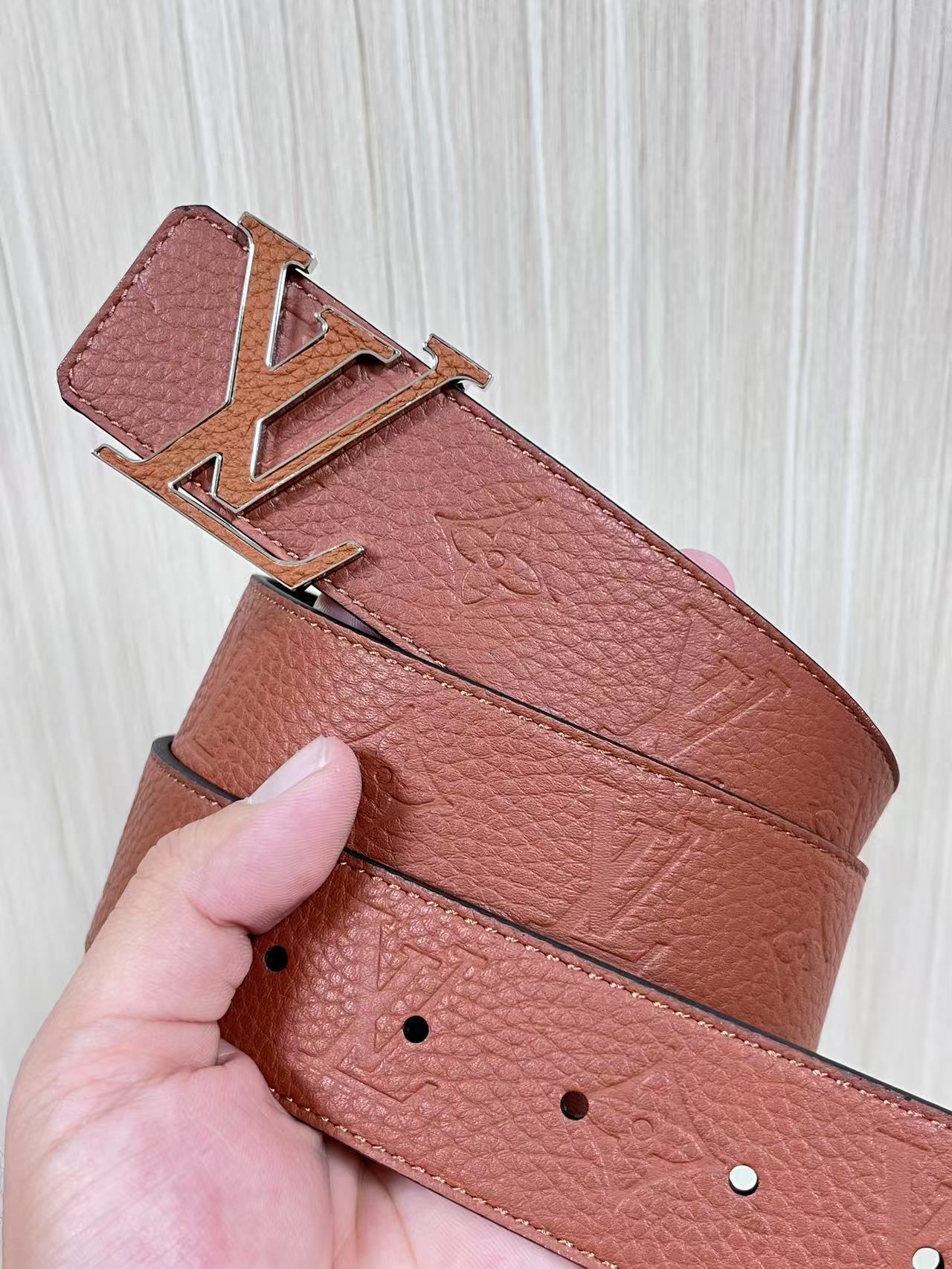 当季新款到货，4.0一面小牛皮棕色荔枝纹纹压花，一面小牛皮平纹皮，精品扣实物实拍，官网同步，棕色贴皮扣。