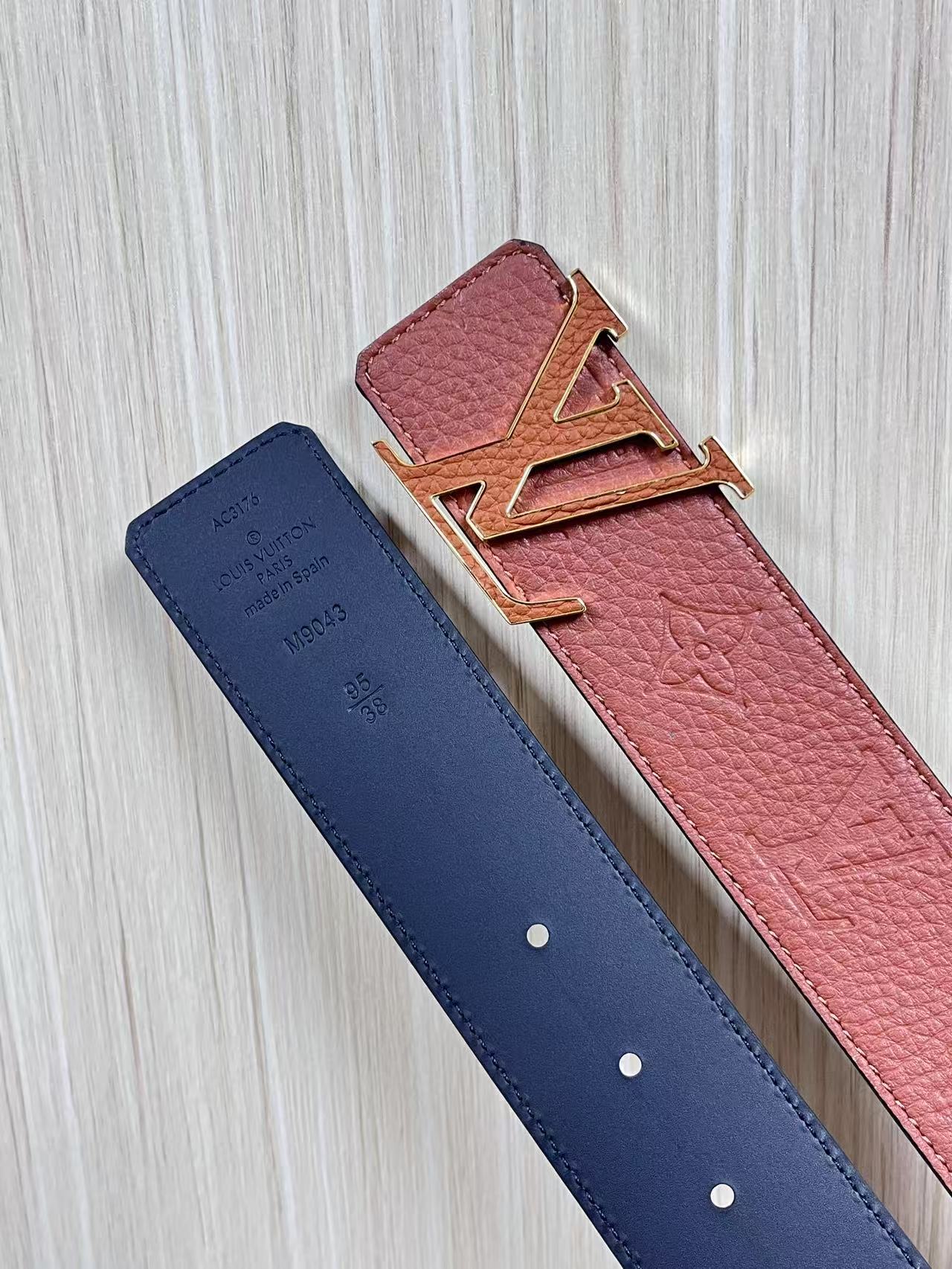 当季新款到货，4.0一面小牛皮棕色荔枝纹纹压花，一面小牛皮平纹皮，精品扣实物实拍，官网同步，棕色贴皮扣。