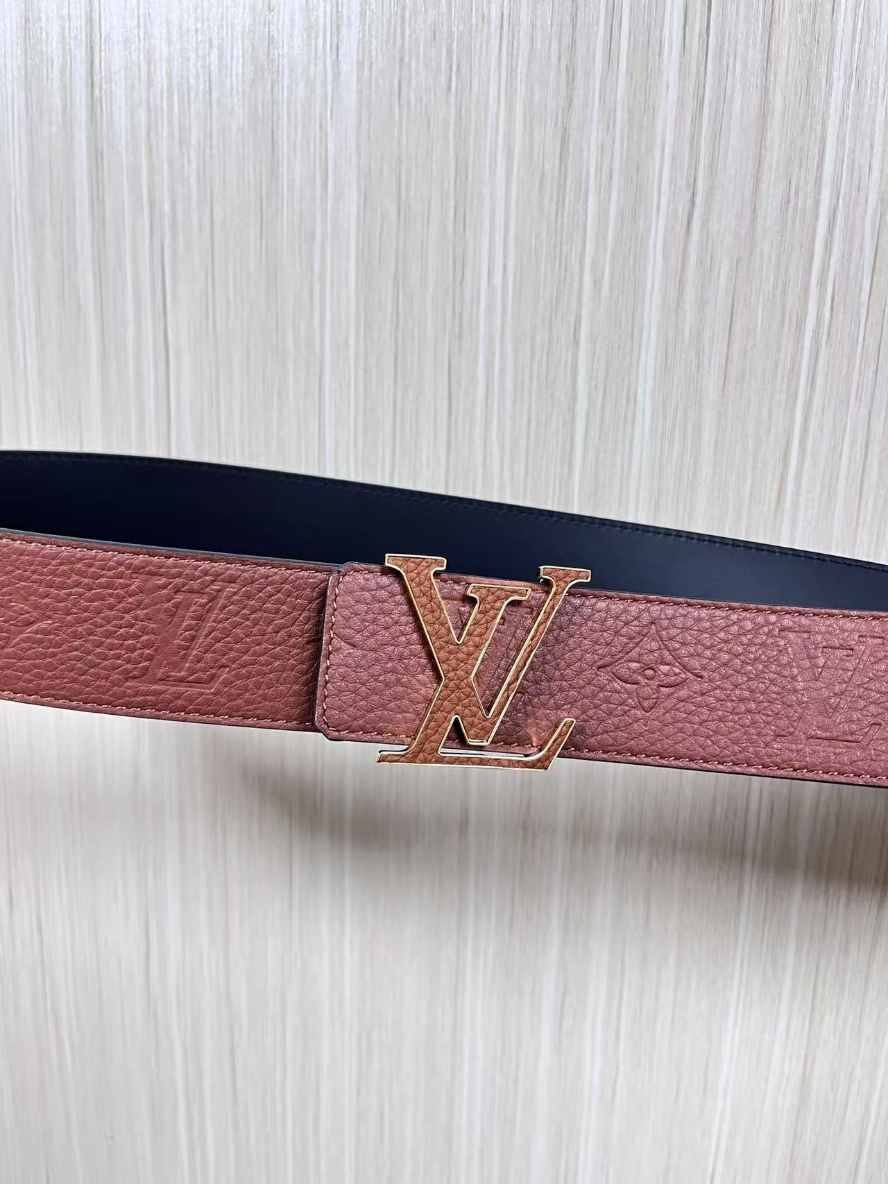 当季新款到货，4.0一面小牛皮棕色荔枝纹纹压花，一面小牛皮平纹皮，精品扣实物实拍，官网同步，棕色贴皮扣。