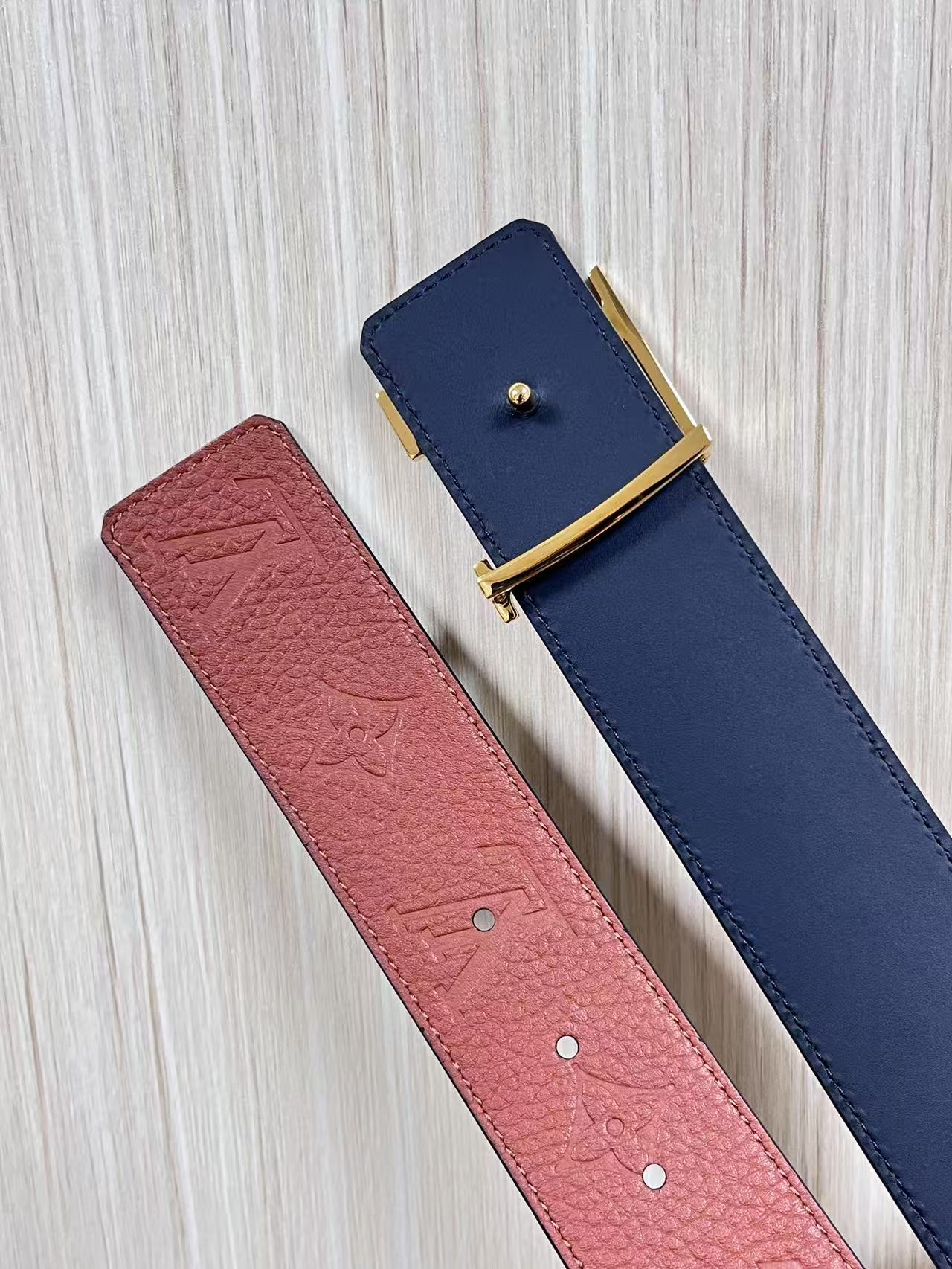 当季新款到货，4.0一面小牛皮棕色荔枝纹纹压花，一面小牛皮平纹皮，精品扣实物实拍，官网同步，棕色贴皮扣。