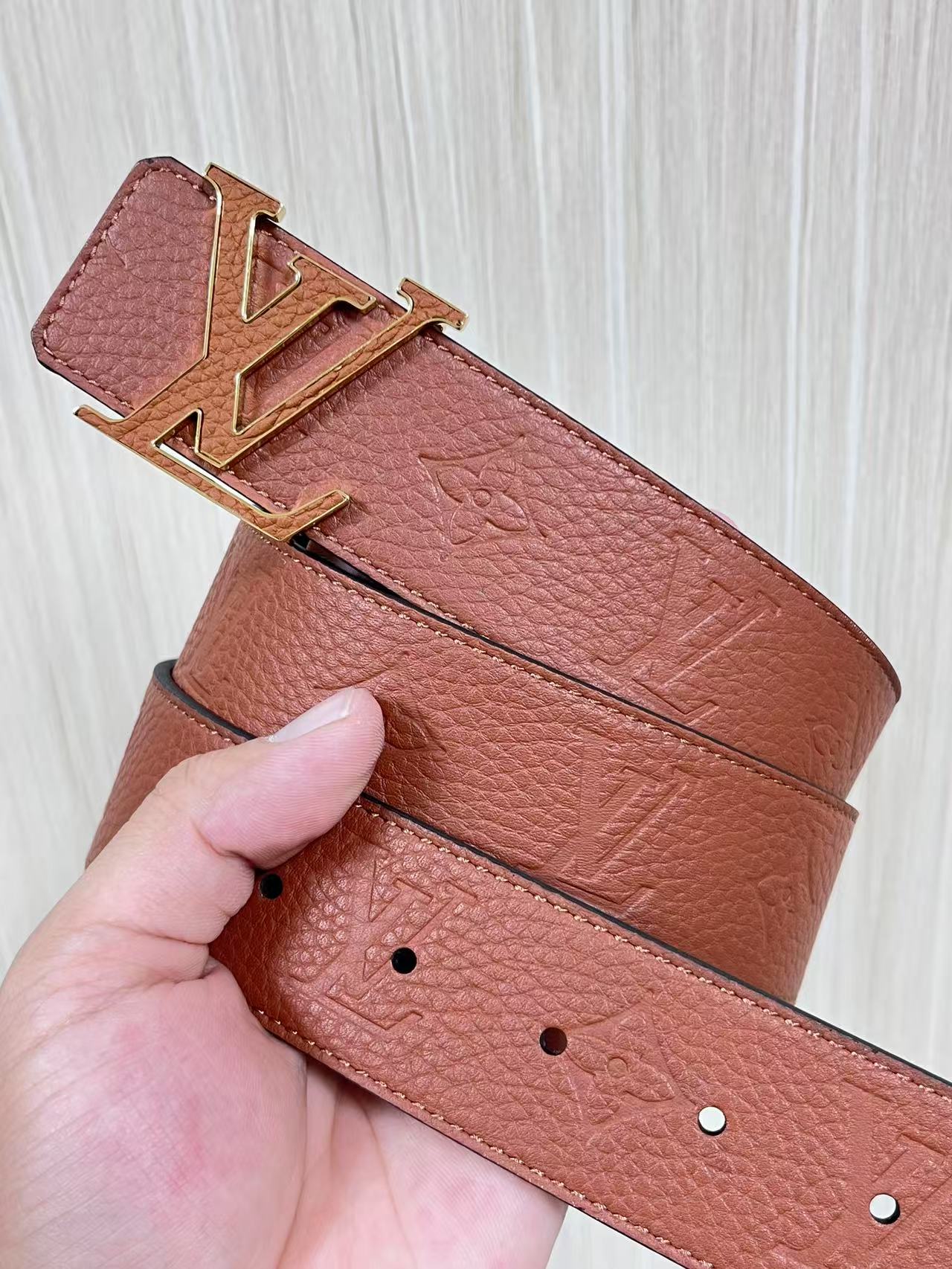 当季新款到货，4.0一面小牛皮棕色荔枝纹纹压花，一面小牛皮平纹皮，精品扣实物实拍，官网同步，棕色贴皮扣。
