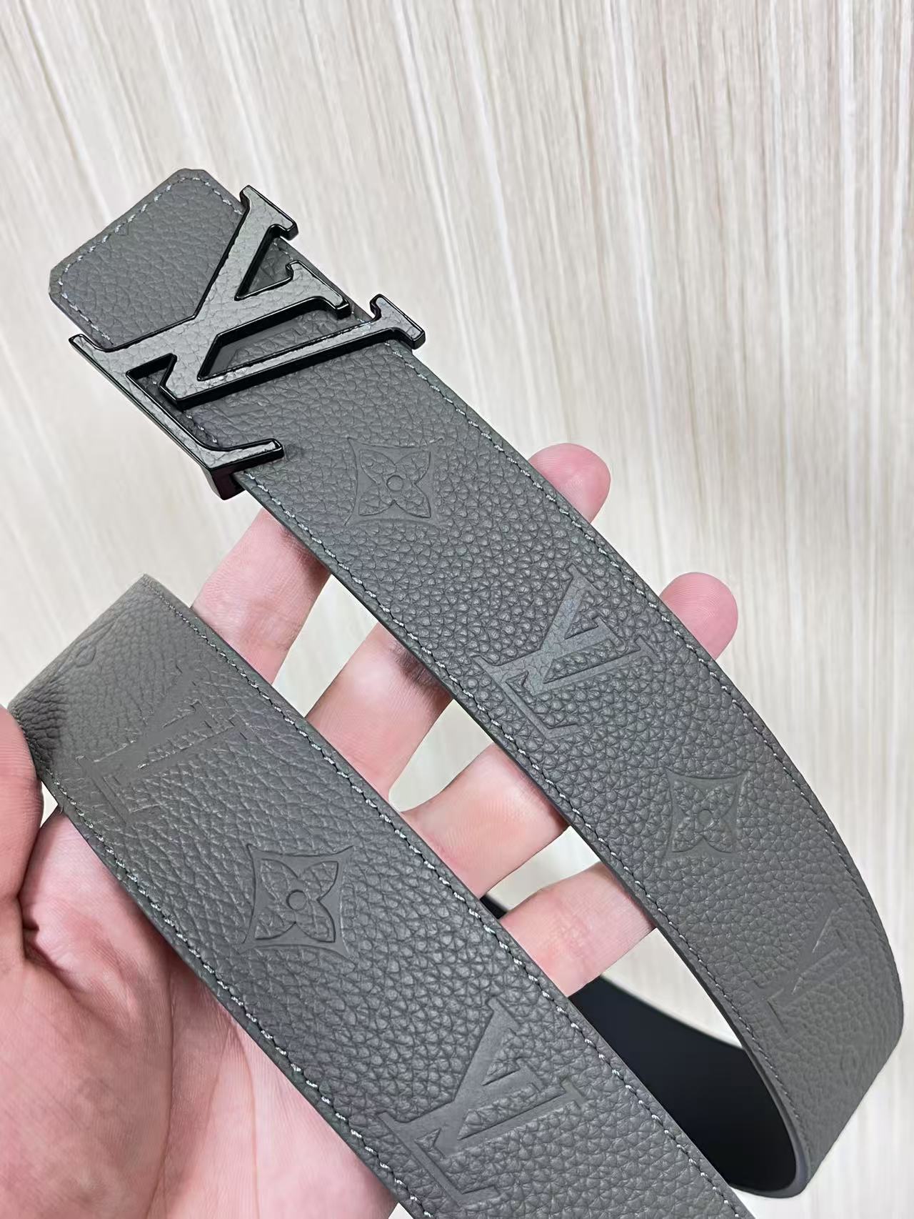 当季新款到货，4.0一面小牛皮灰色荔枝纹纹压花，一面小牛皮平纹皮，精品扣实物实拍，官网同步，灰色贴皮扣。