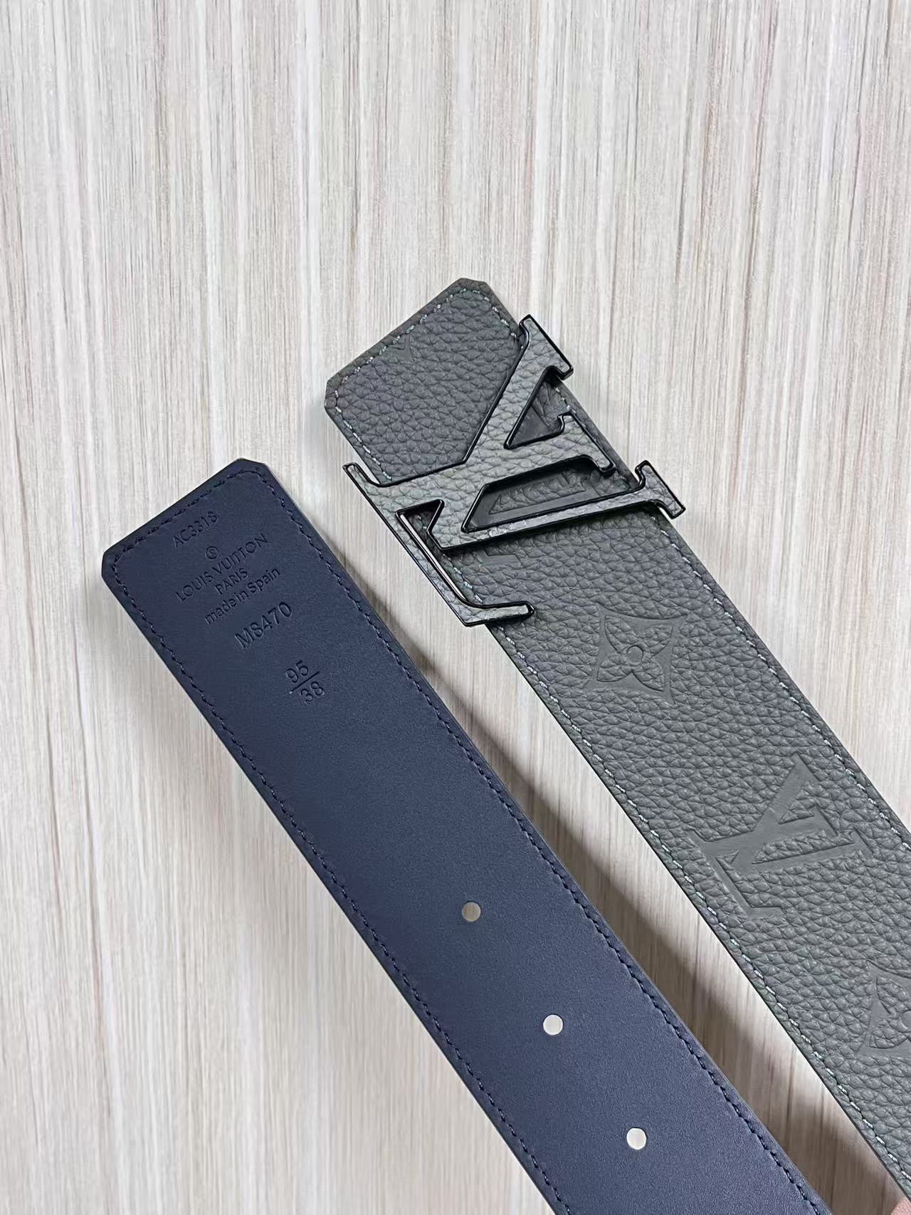 当季新款到货，4.0一面小牛皮灰色荔枝纹纹压花，一面小牛皮平纹皮，精品扣实物实拍，官网同步，灰色贴皮扣。