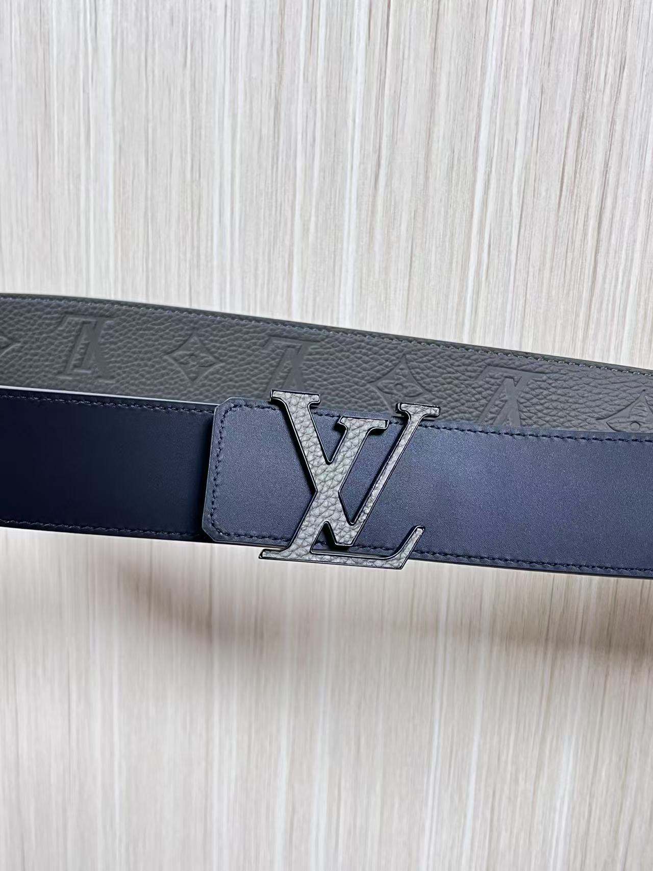 当季新款到货，4.0一面小牛皮灰色荔枝纹纹压花，一面小牛皮平纹皮，精品扣实物实拍，官网同步，灰色贴皮扣。