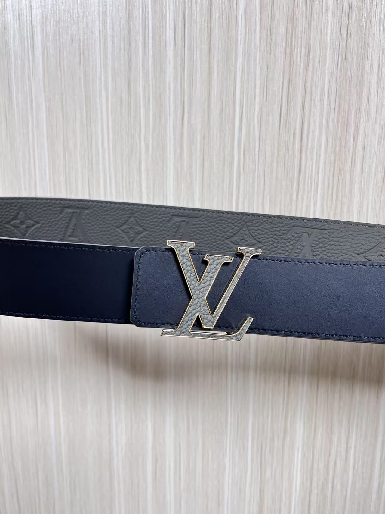 当季新款到货，4.0一面小牛皮色荔枝纹纹压花，一面小牛皮平纹皮，精品扣实物实拍，官网同步，灰色贴皮扣。