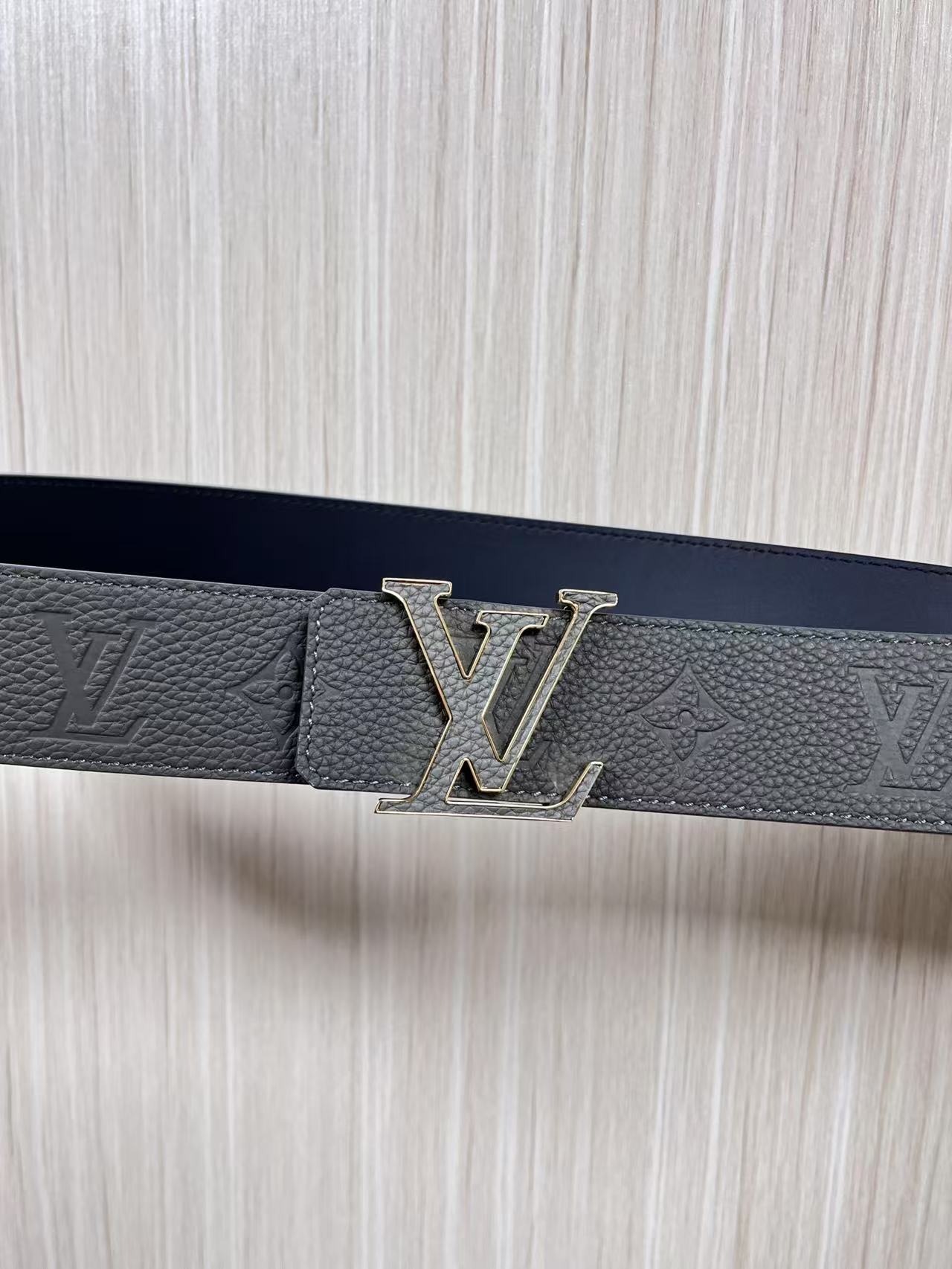 当季新款到货，4.0一面小牛皮色荔枝纹纹压花，一面小牛皮平纹皮，精品扣实物实拍，官网同步，灰色贴皮扣。