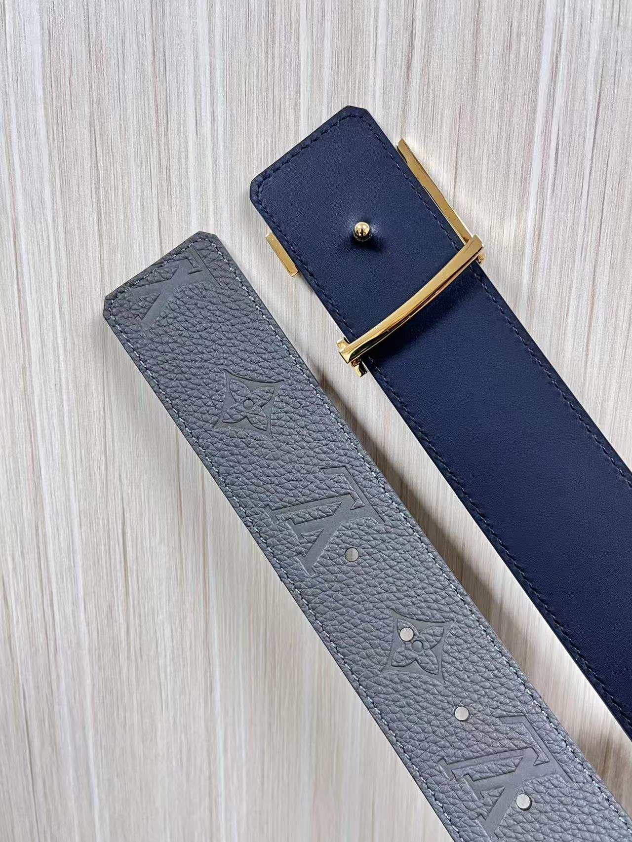 当季新款到货，4.0一面小牛皮色荔枝纹纹压花，一面小牛皮平纹皮，精品扣实物实拍，官网同步，灰色贴皮扣。