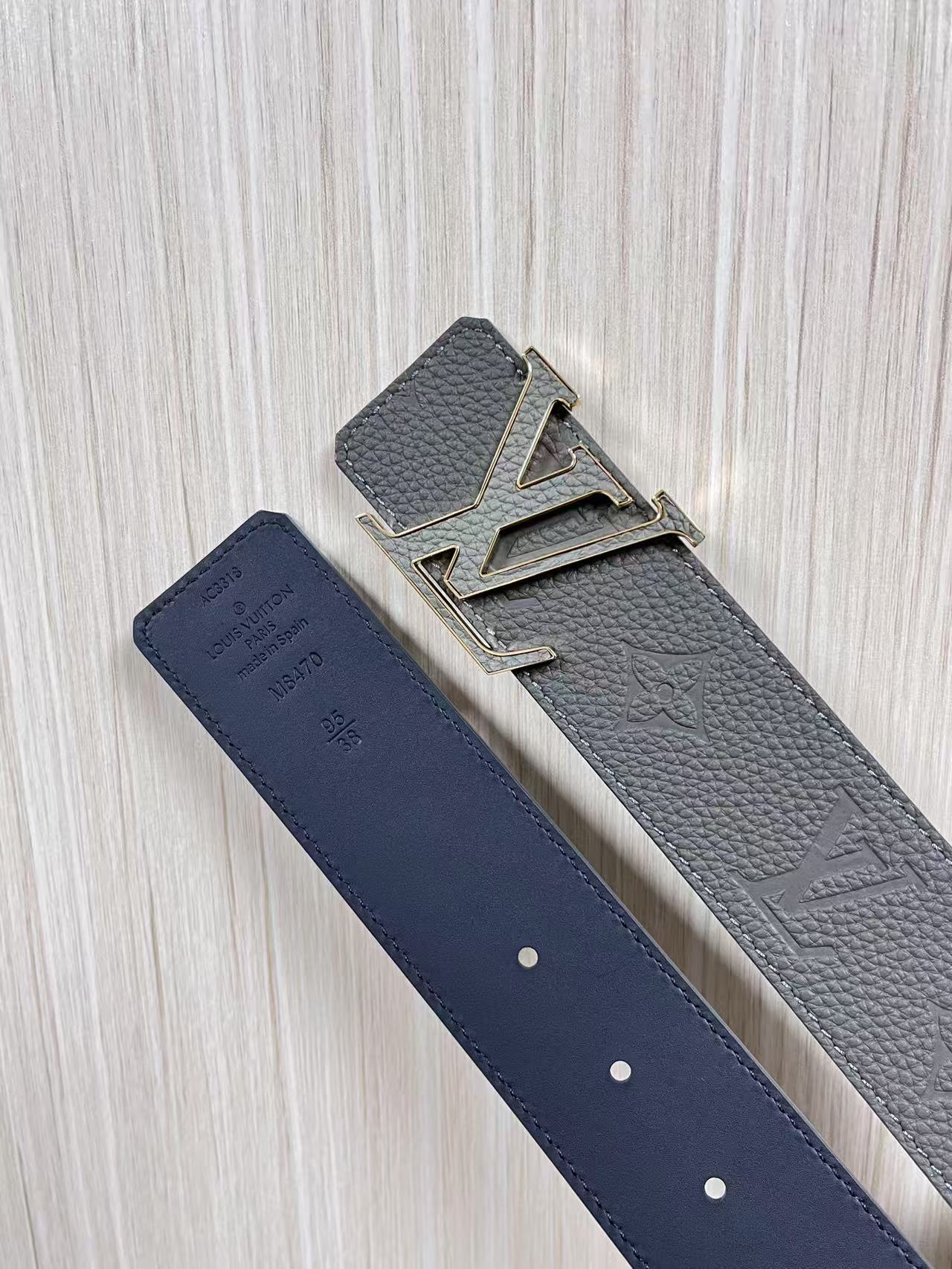 当季新款到货，4.0一面小牛皮色荔枝纹纹压花，一面小牛皮平纹皮，精品扣实物实拍，官网同步，灰色贴皮扣。